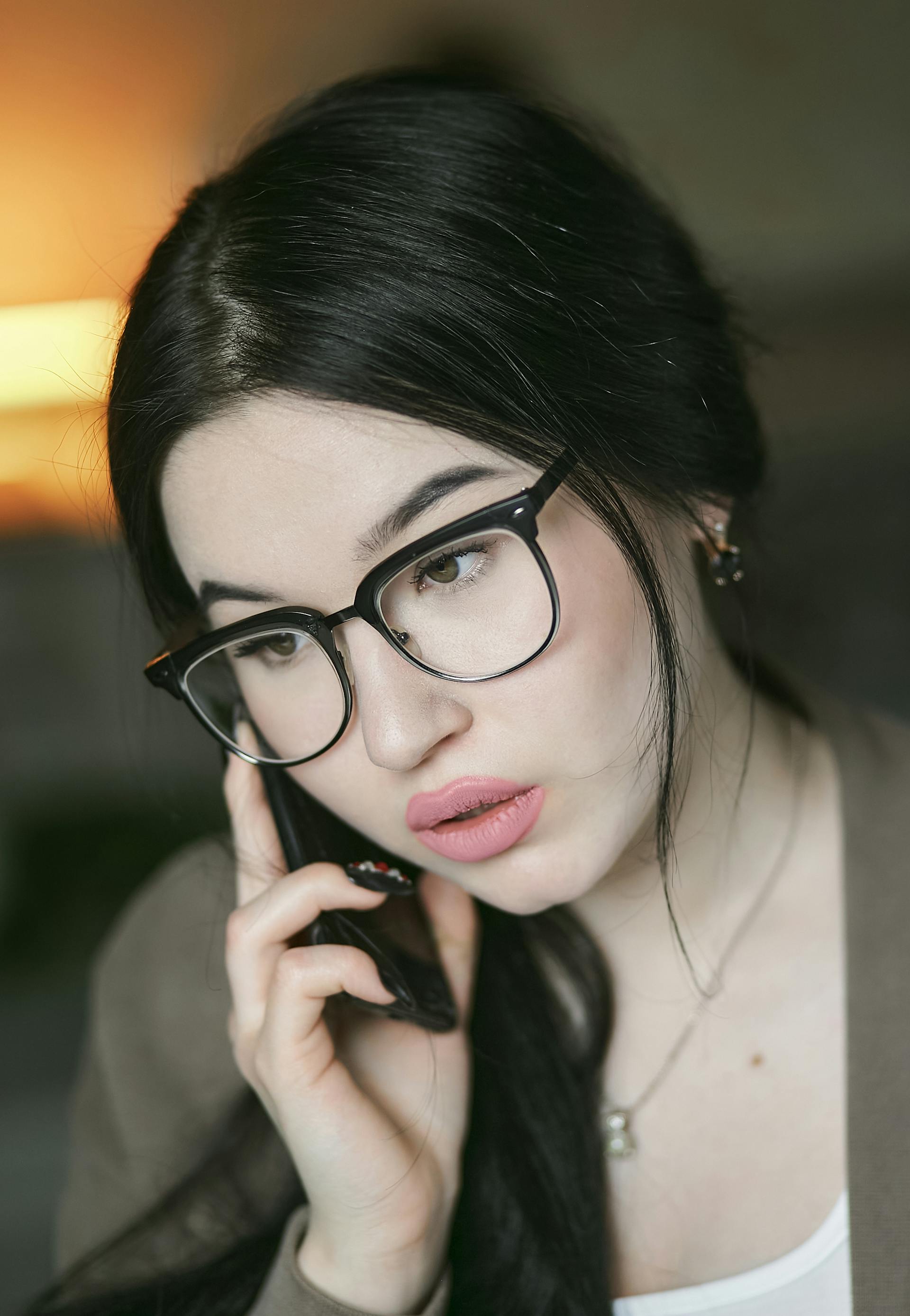 A woman speaking on her phone | Source: Pexels