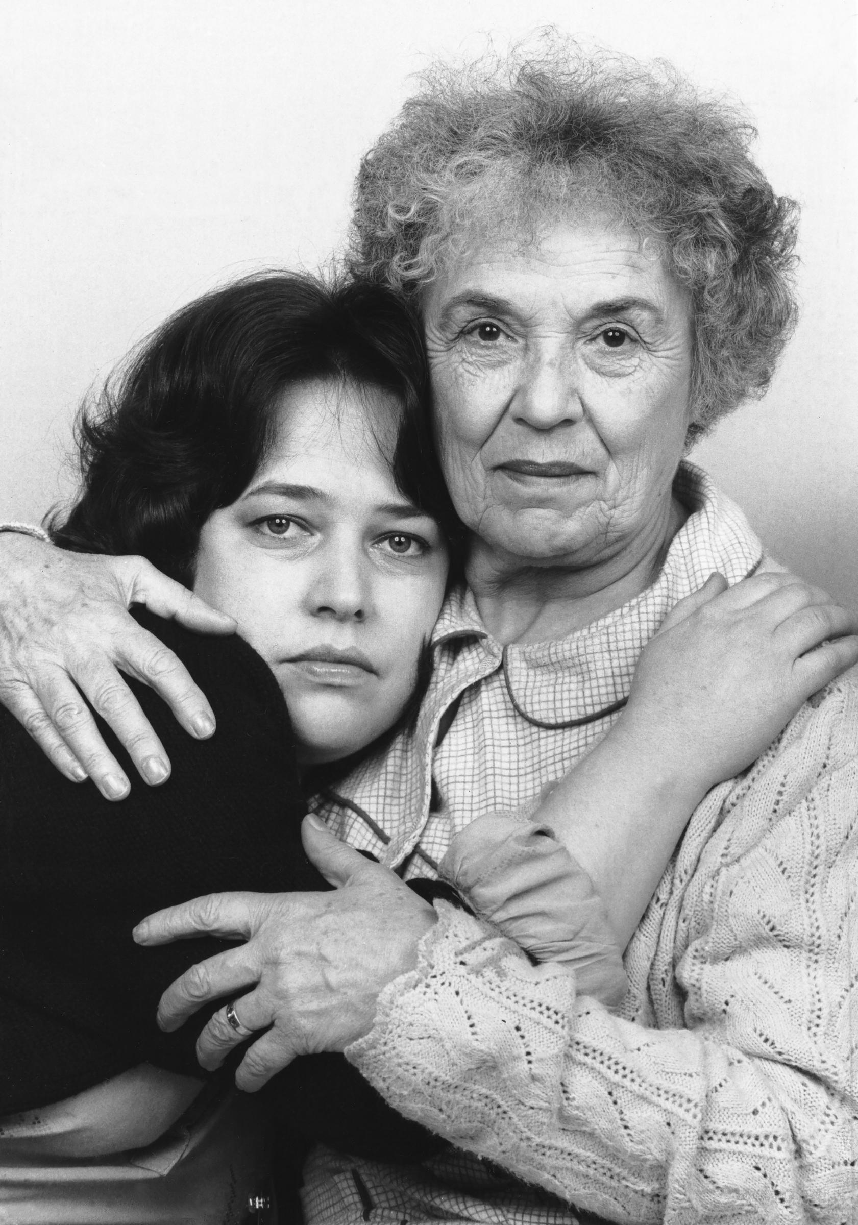 Kathy Bates and Anne Pitoniak in Broadway show ''night, Mother,' New York, New York, 1983. | Source: Getty Images