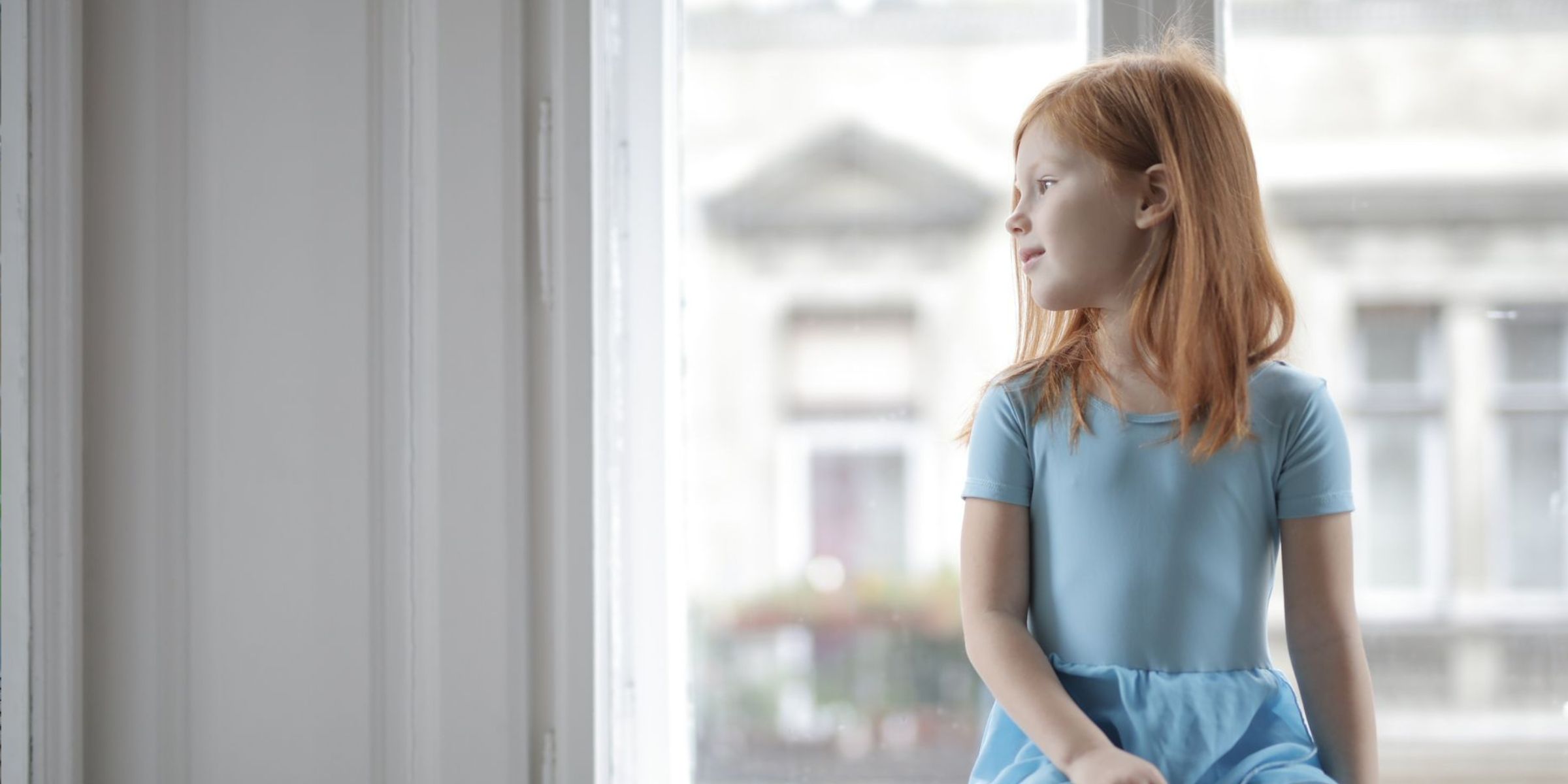 A young girl looking out the window | Source: Pexels