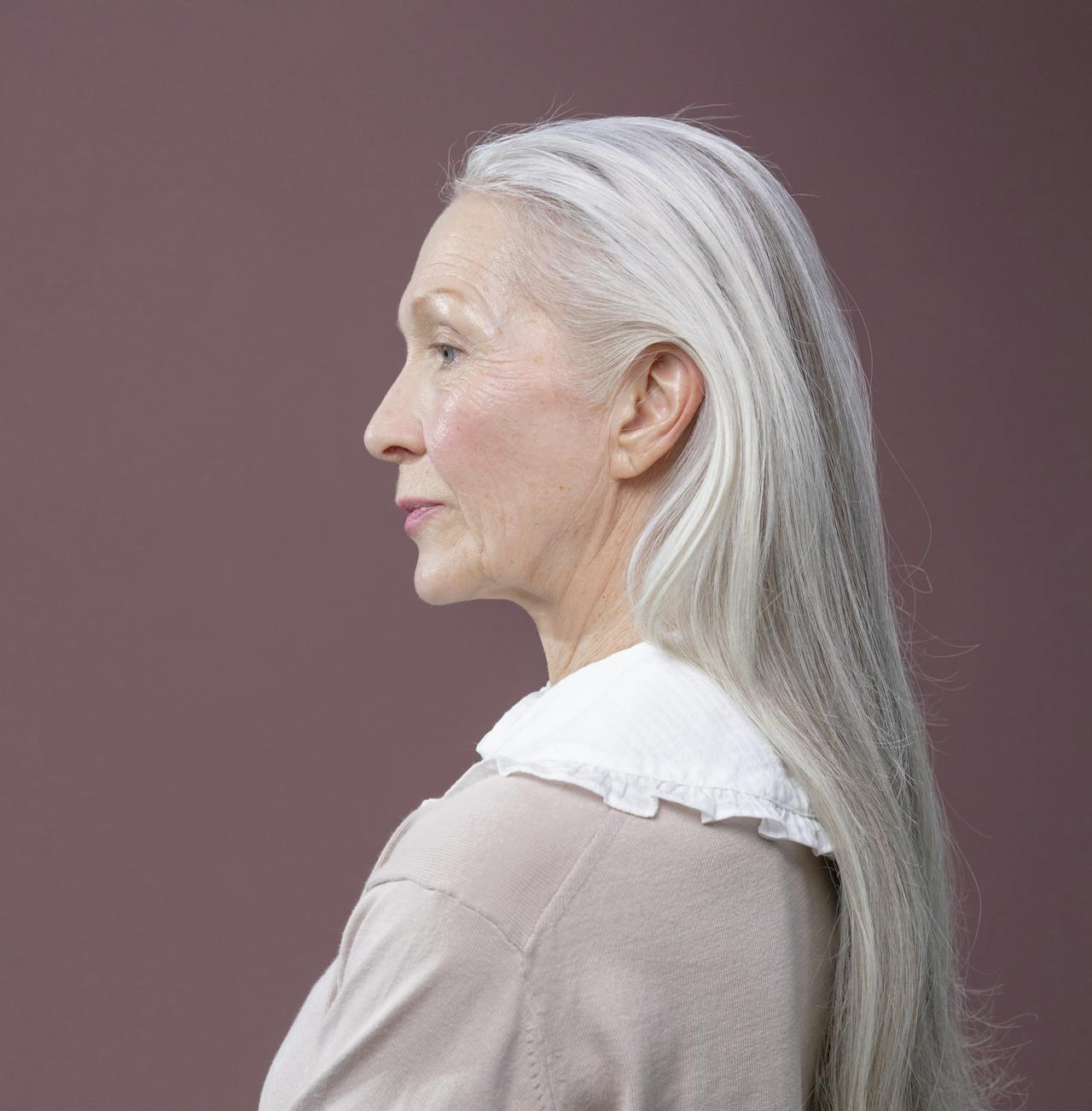 Side view of a stern older woman | Source: Pexels
