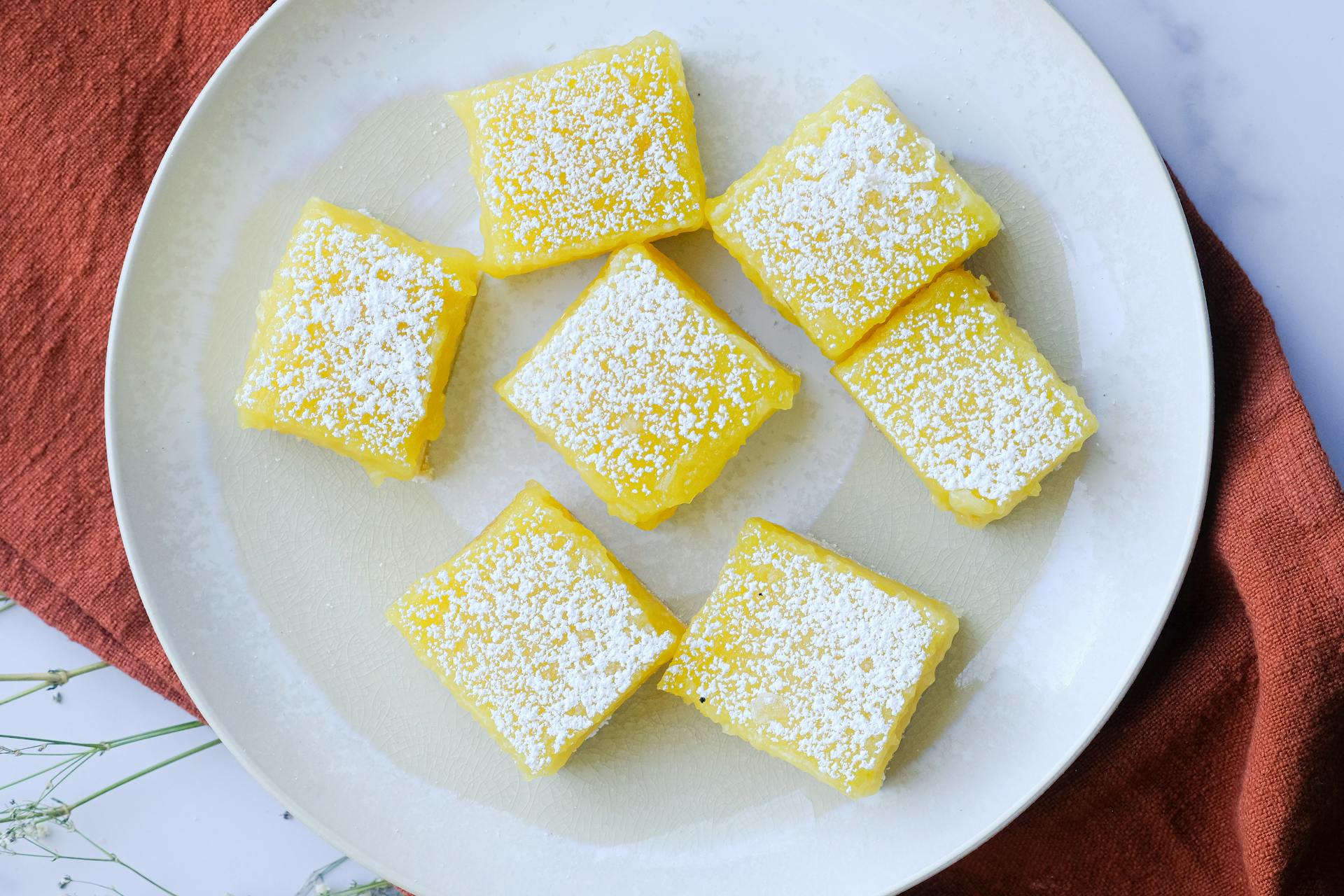 A plate of lemon bars | Source: Pexels