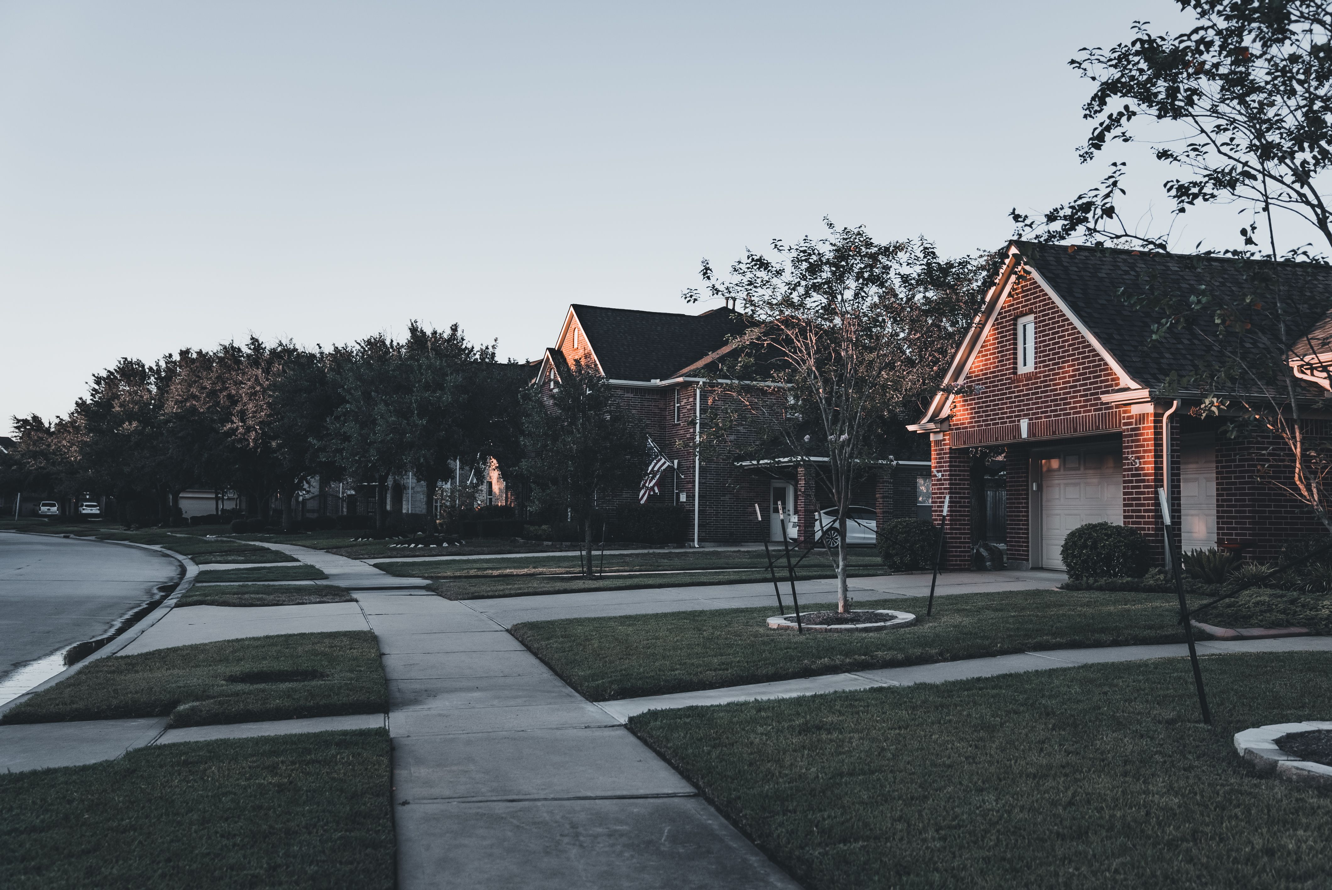 A quiet neighborhood | Source: Pexels