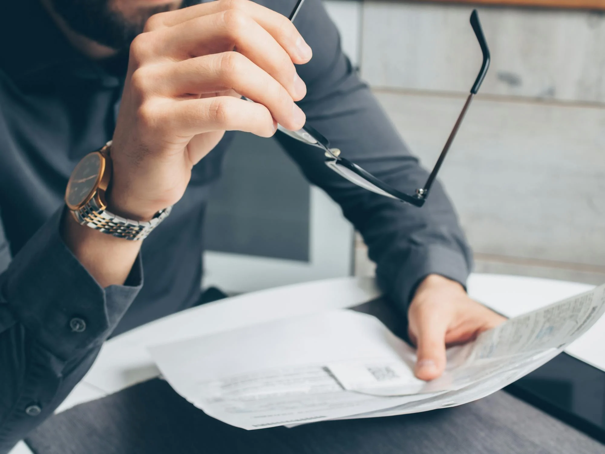 A man holding documents | Source: Pexels