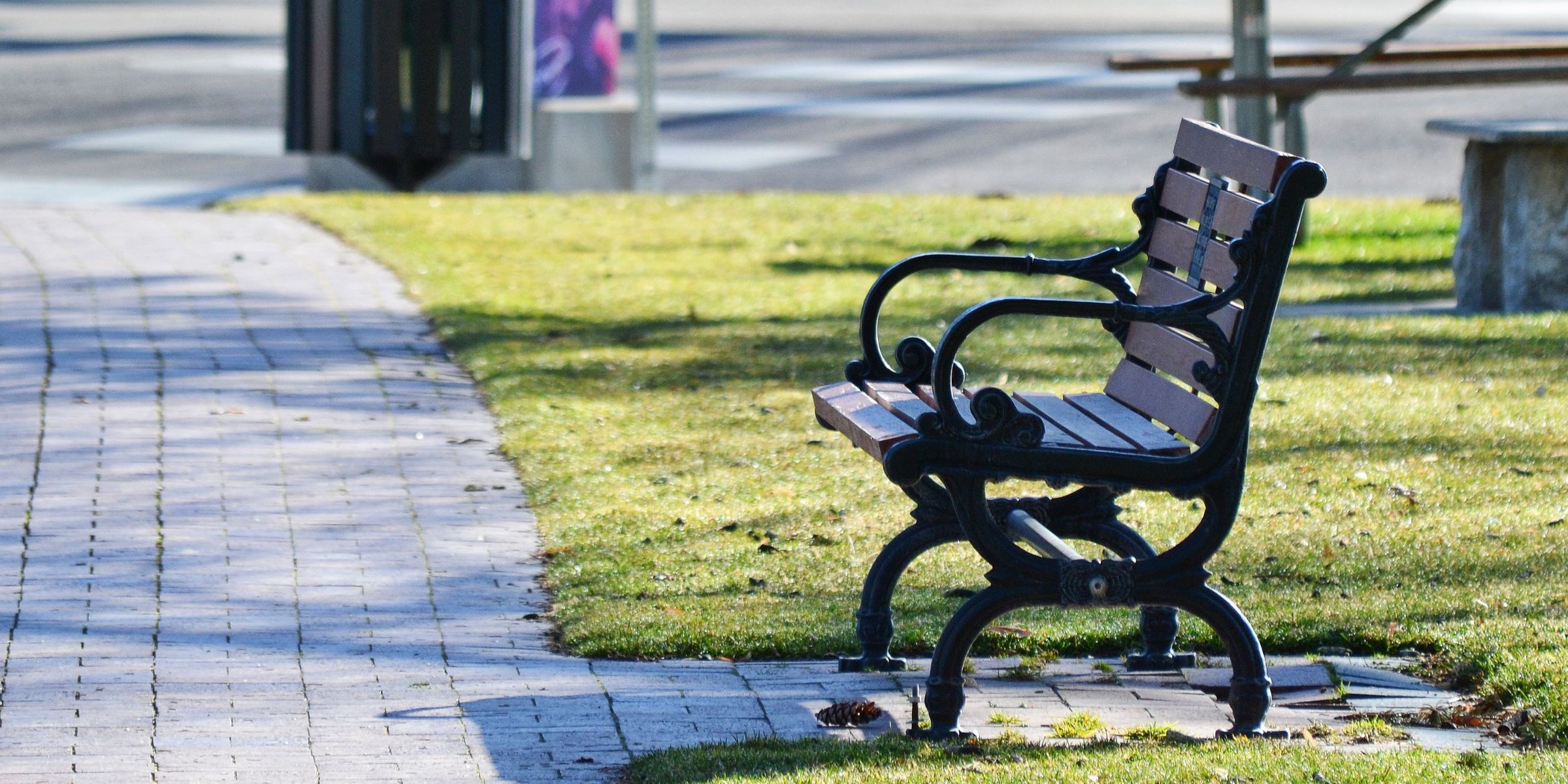 An empty bench | Source: Pexels