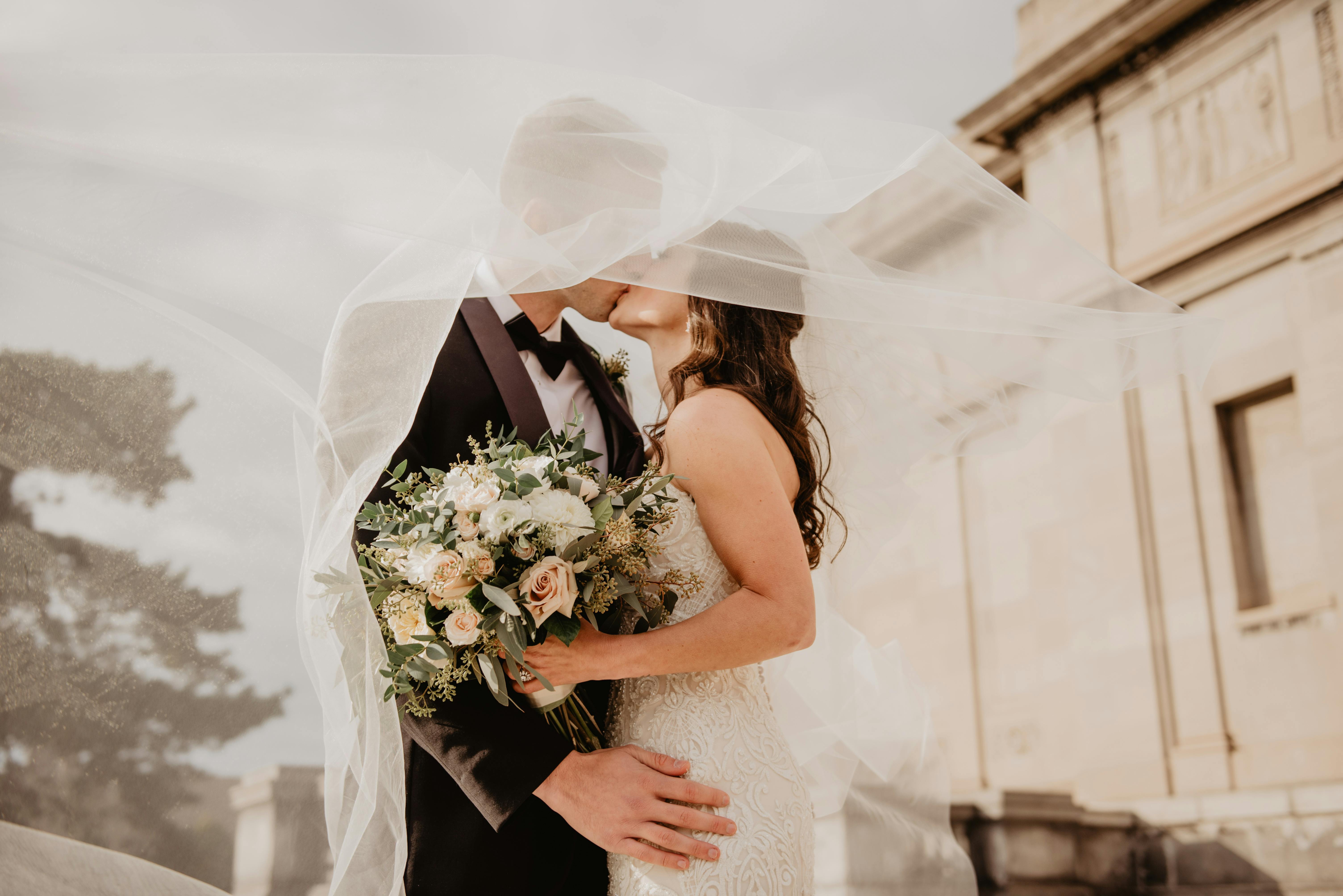 Bride and groom kissing | Source: Pexels