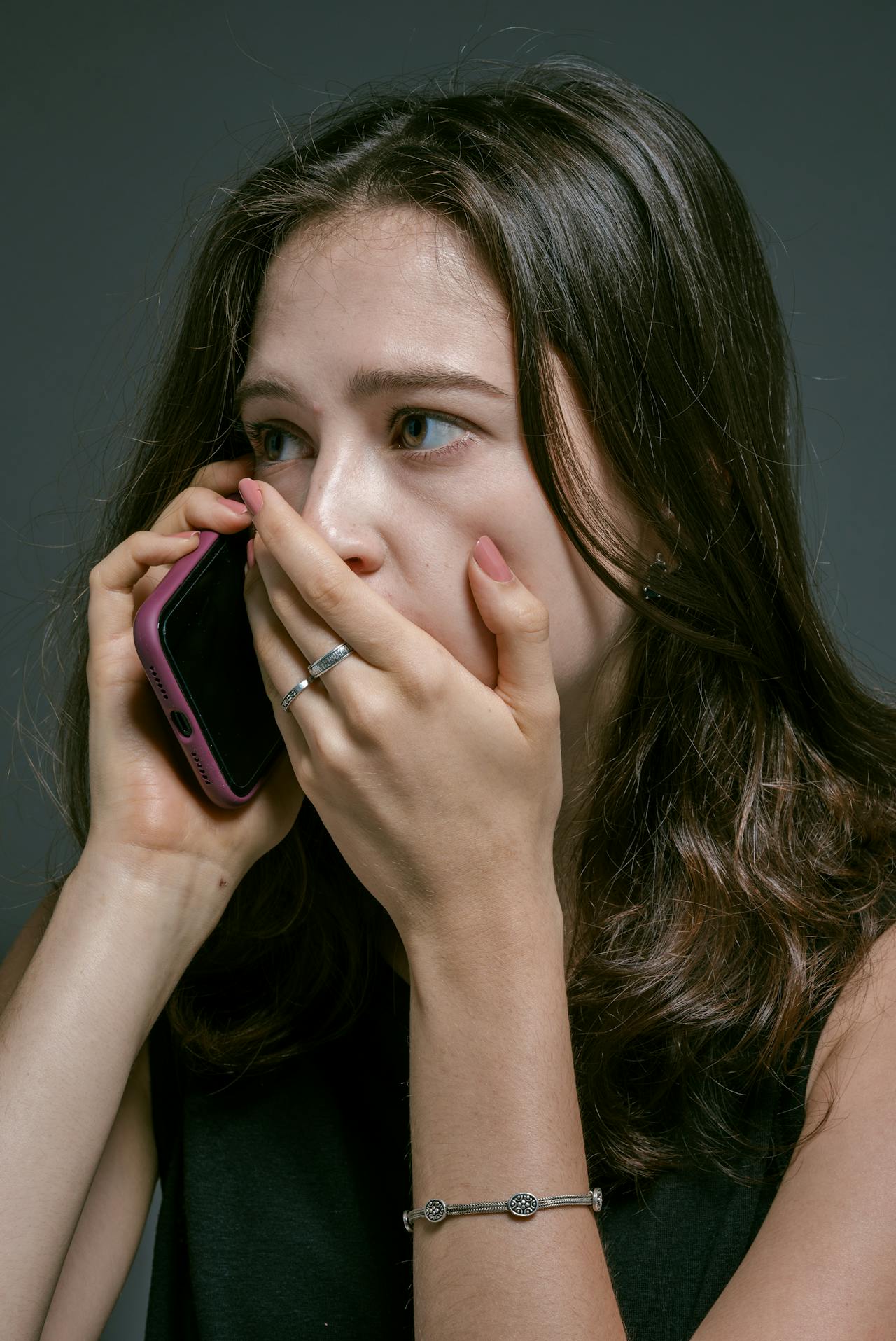 A distressed woman talking on the phone | Source: Pexels
