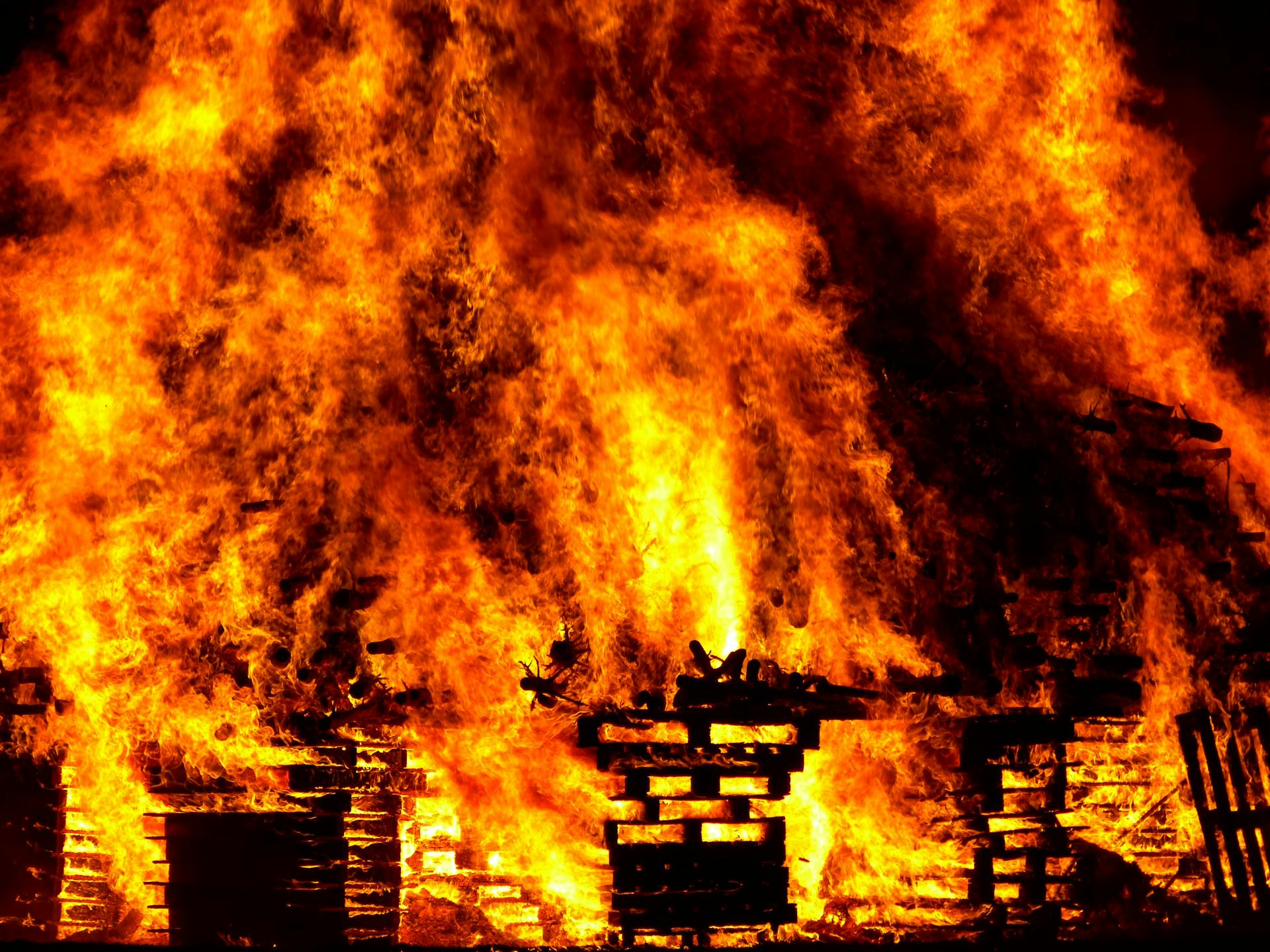 Flames of fire with black smoke | Source: Pexels