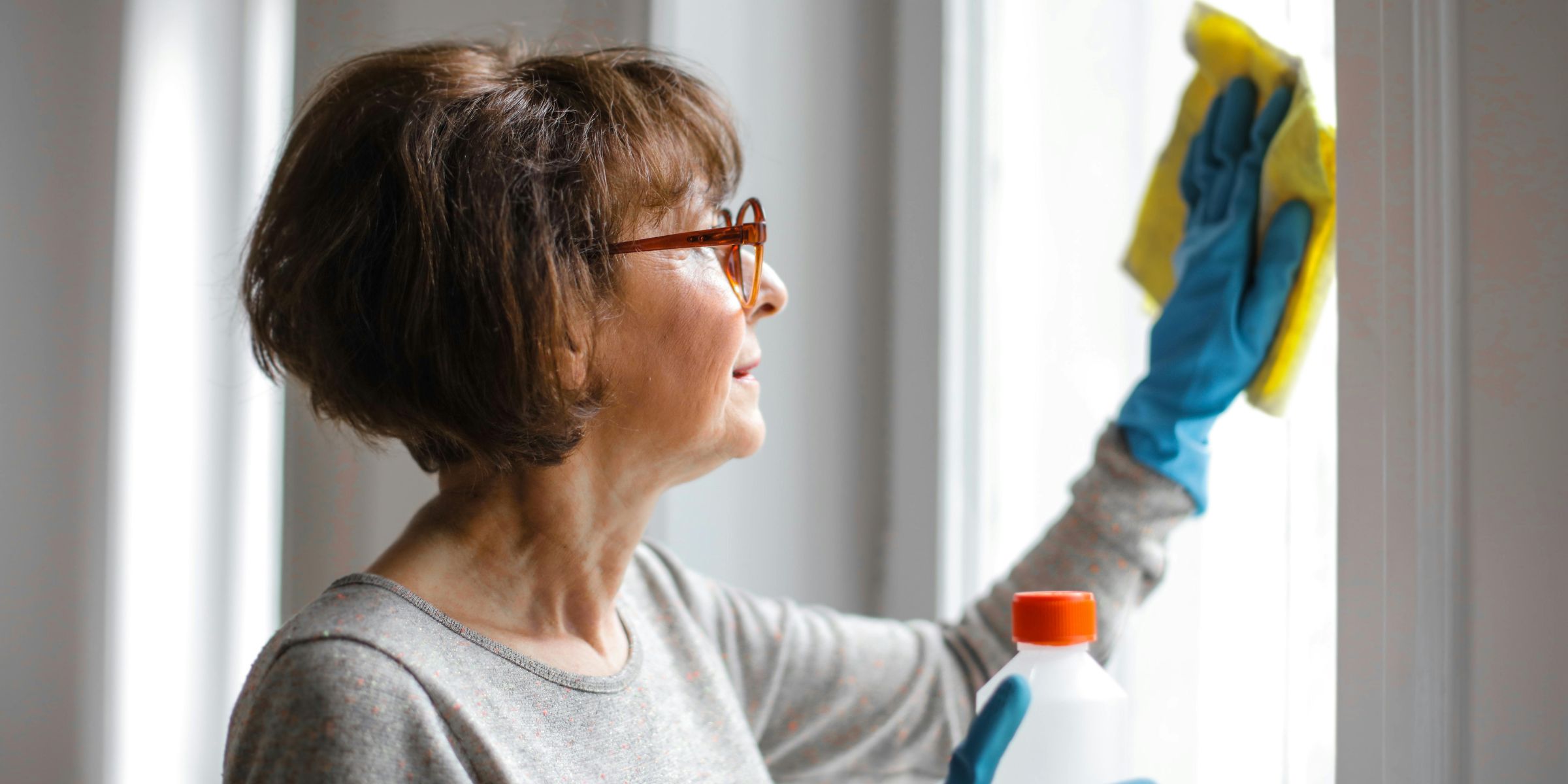An older woman cleaning | Source: Pexels