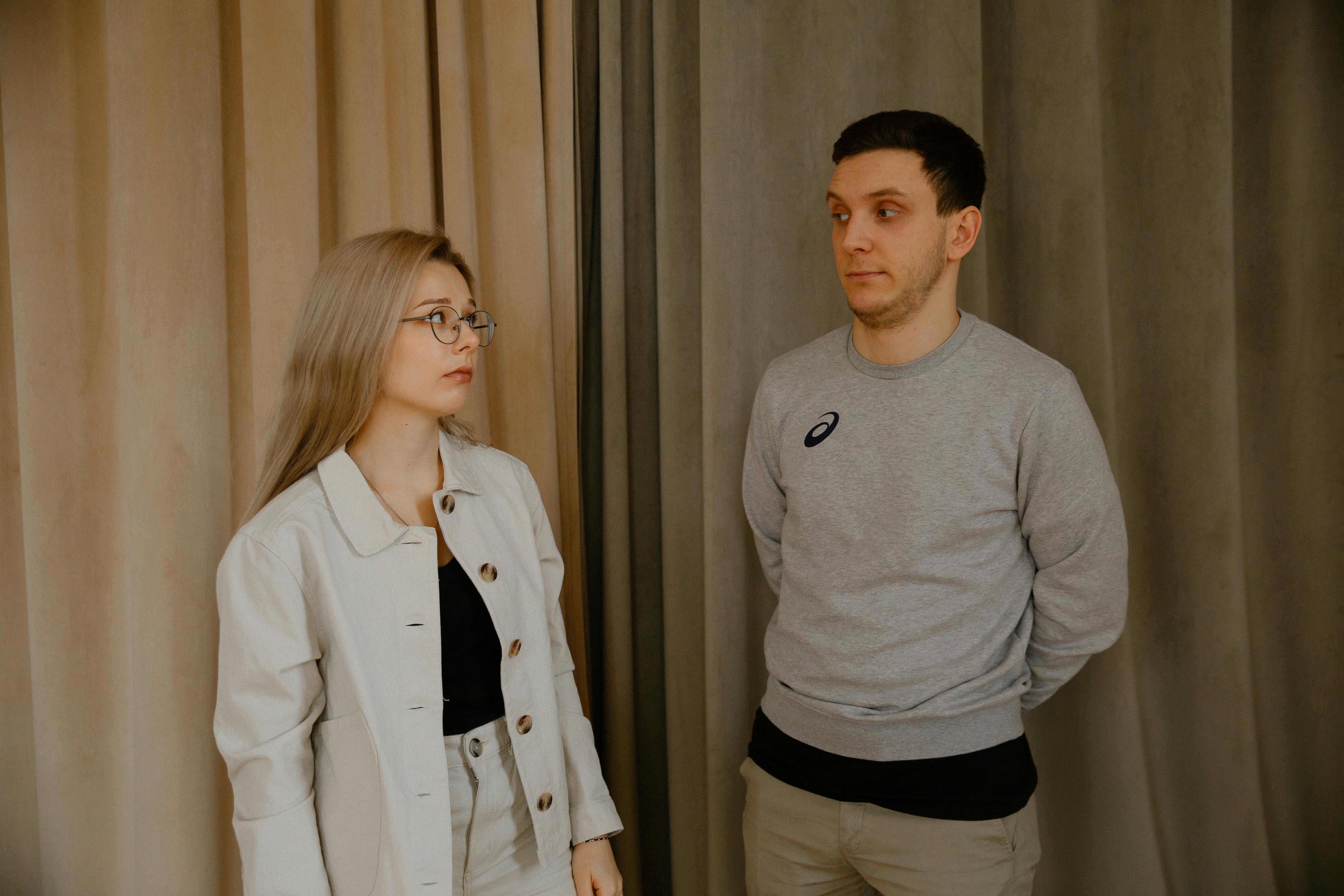 Guilty man looking at his wife | Source: Pexels