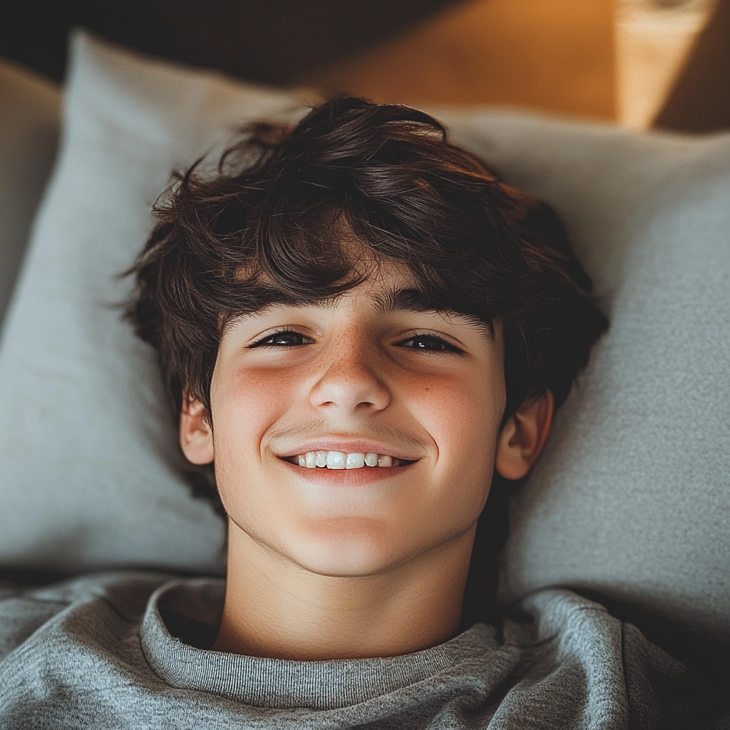 A smiling teenage boy | Source: no source