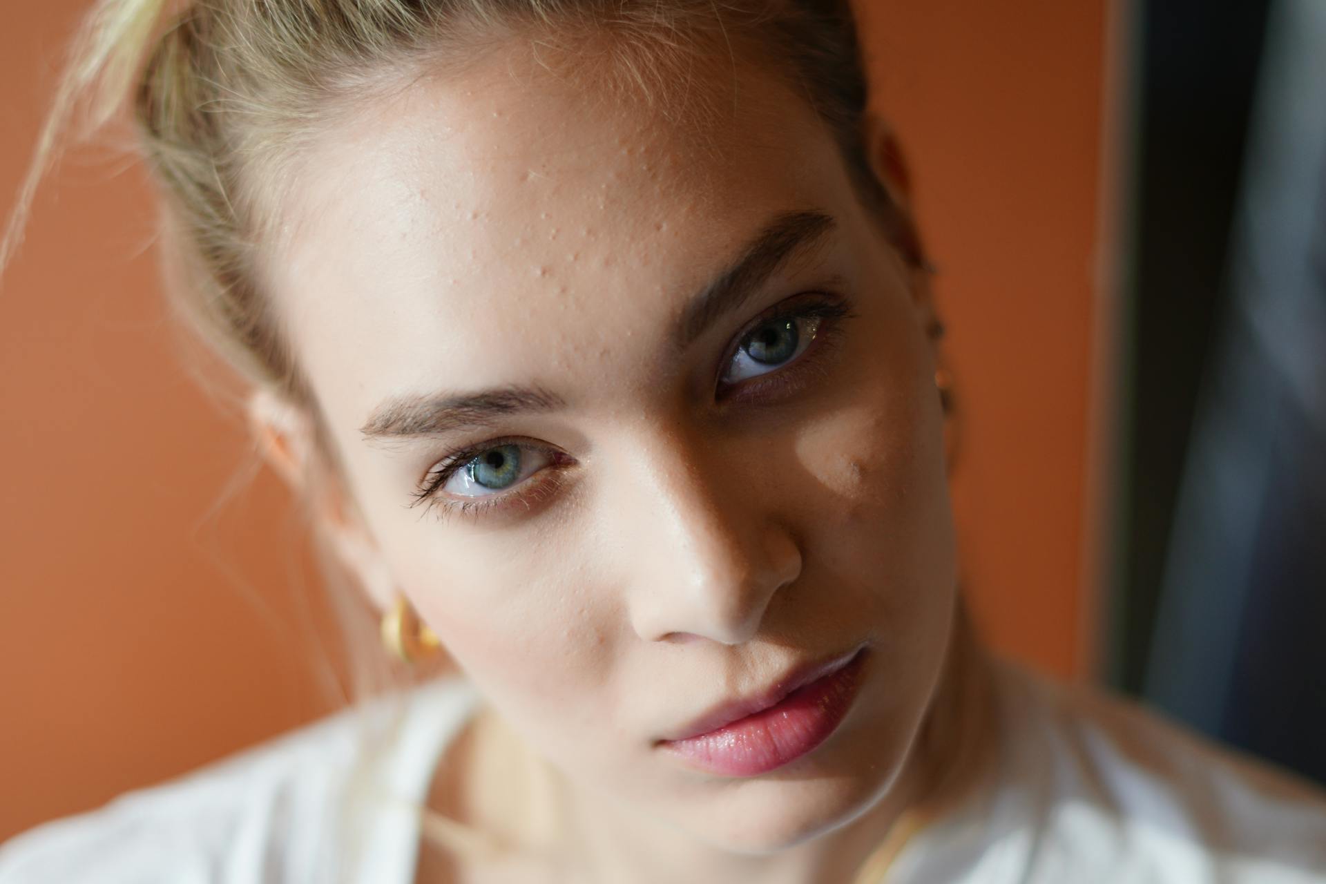 A woman with a grim expression | Source: Pexels
