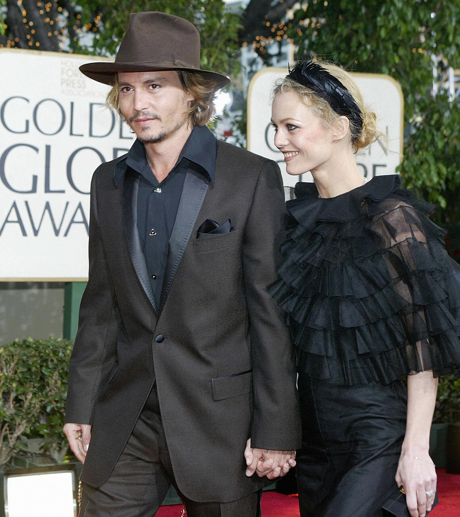 Johnny Depp and Vanessa Paradis arrive at the 61st Golden Globe Awards in Beverly Hills on January 25, 2004 | Source: Getty Images