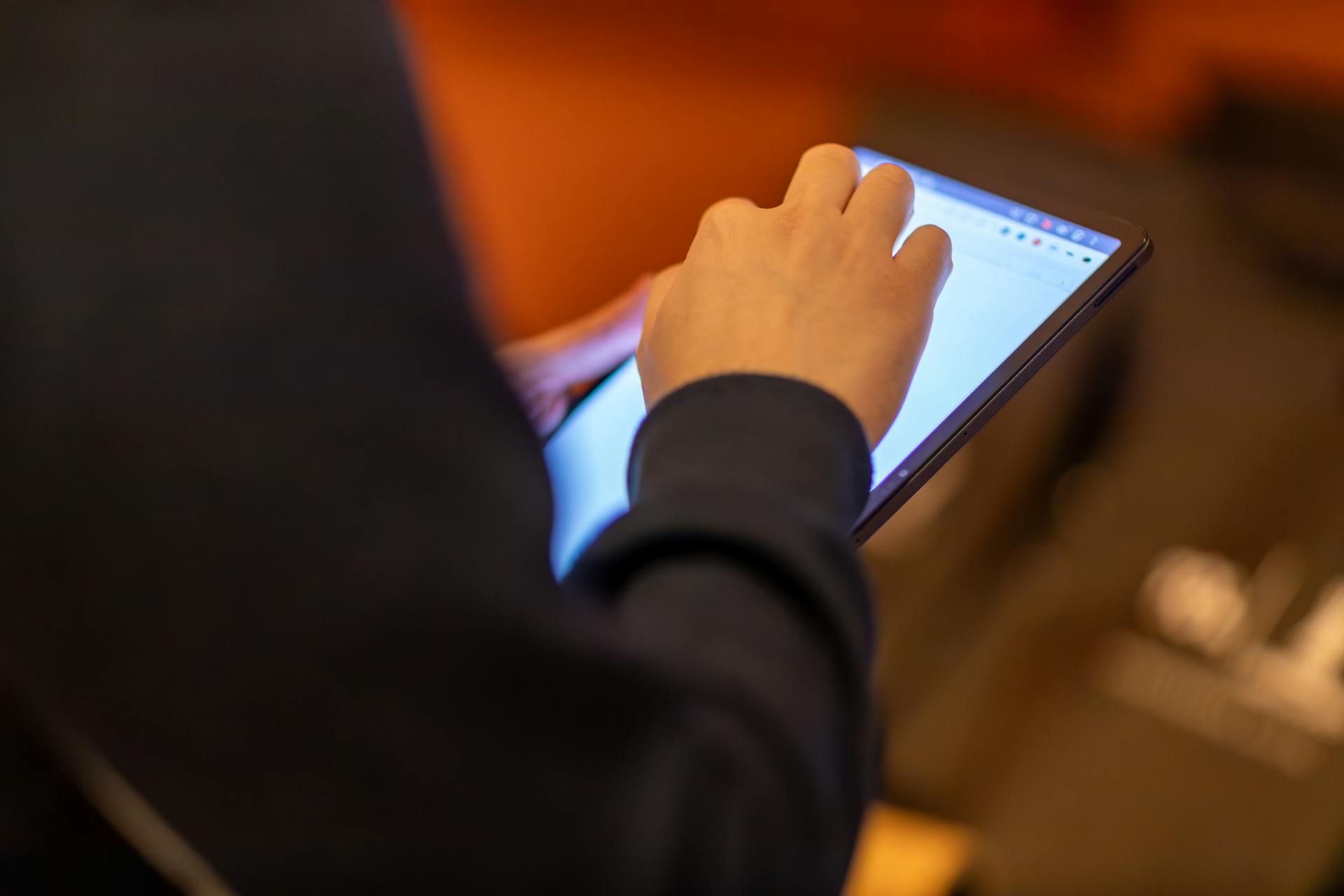 A person holding a tablet | Source: Pexels
