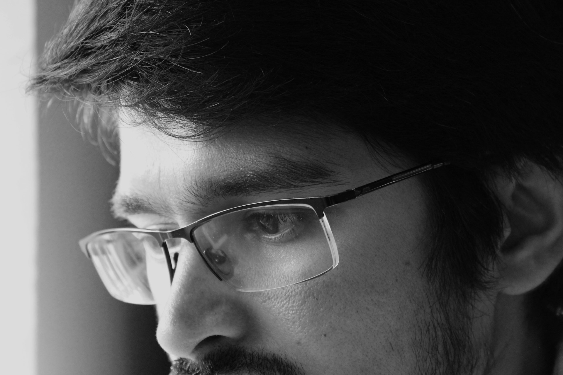 A man with a sad and thoughtful stare | Source: Unsplash