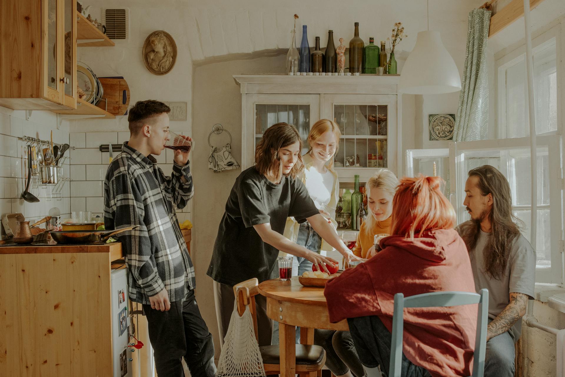 A group of friends having a conversation | Source: Pexels