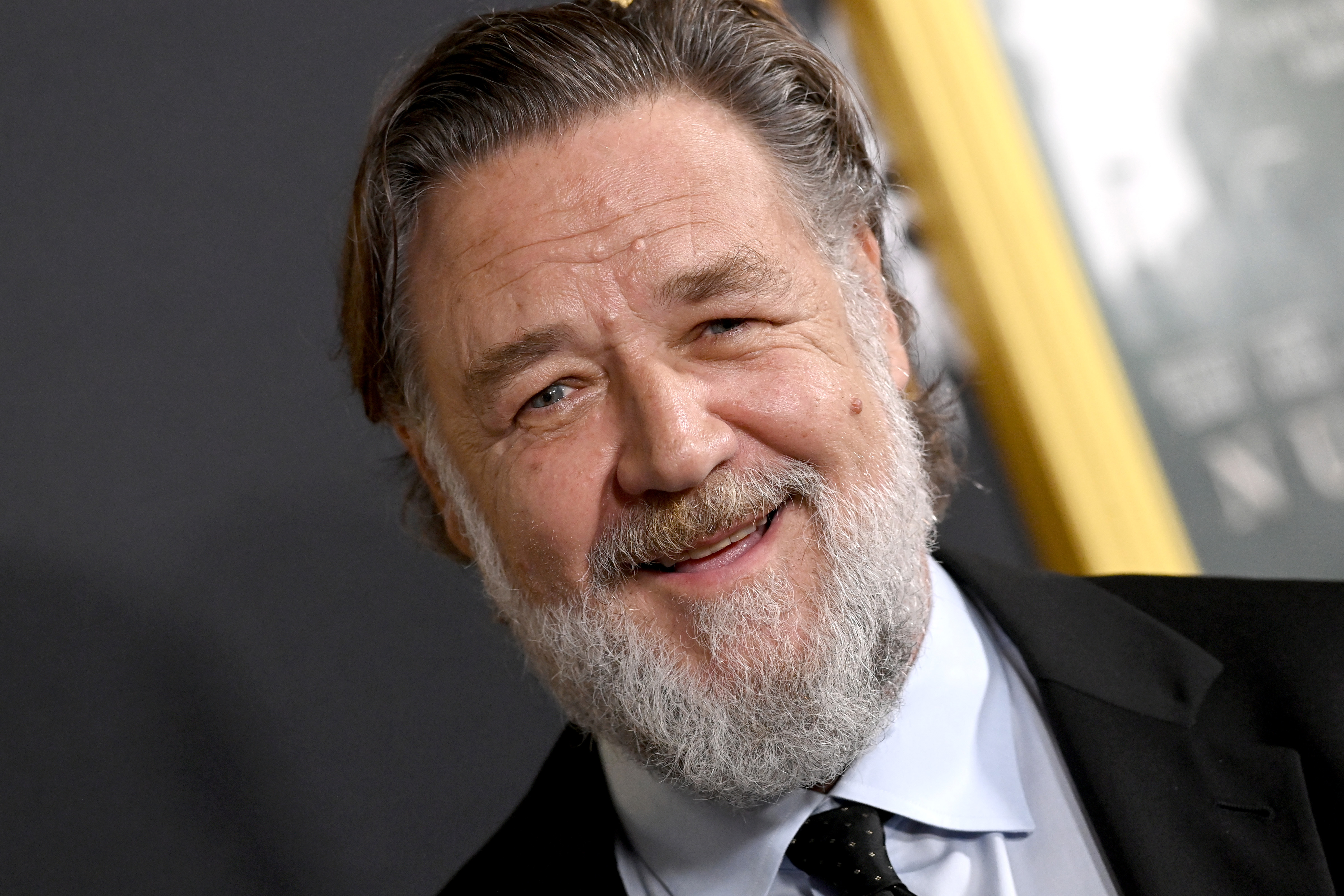 Russell Crowe appeared radiant and relaxed at the 2025 AFI Fest "Nuremberg" premiere on October 24 in Hollywood, flashing a bright smile as he walked the carpet. With a trimmed-down face and refreshed demeanor, the actor’s physical change was as striking.
