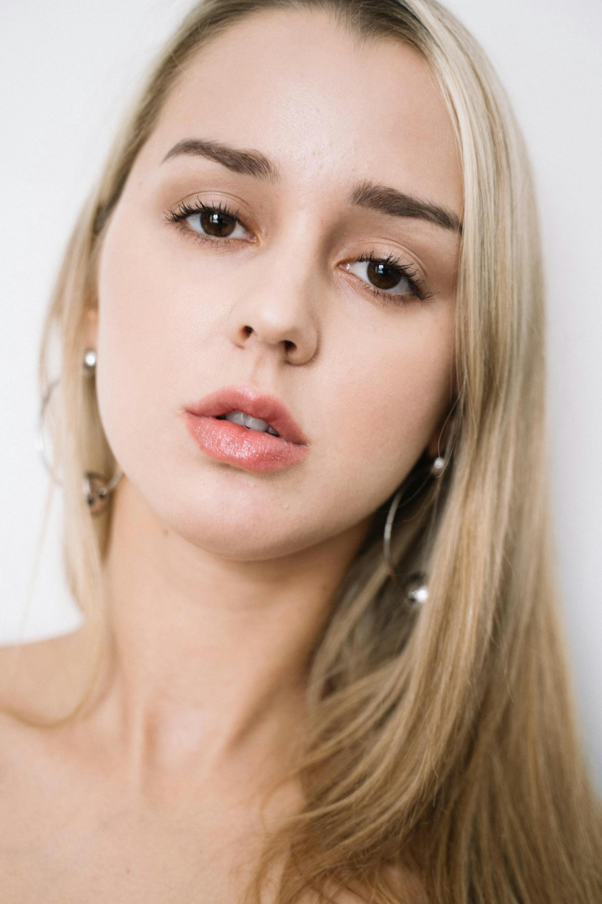 A woman staring at someone | Source: Pexels