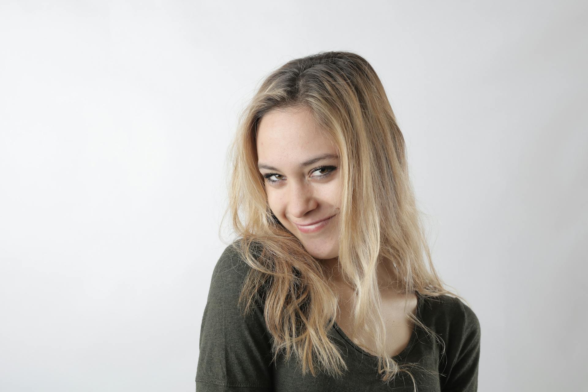 A woman with a cunning smile | Source: Pexels