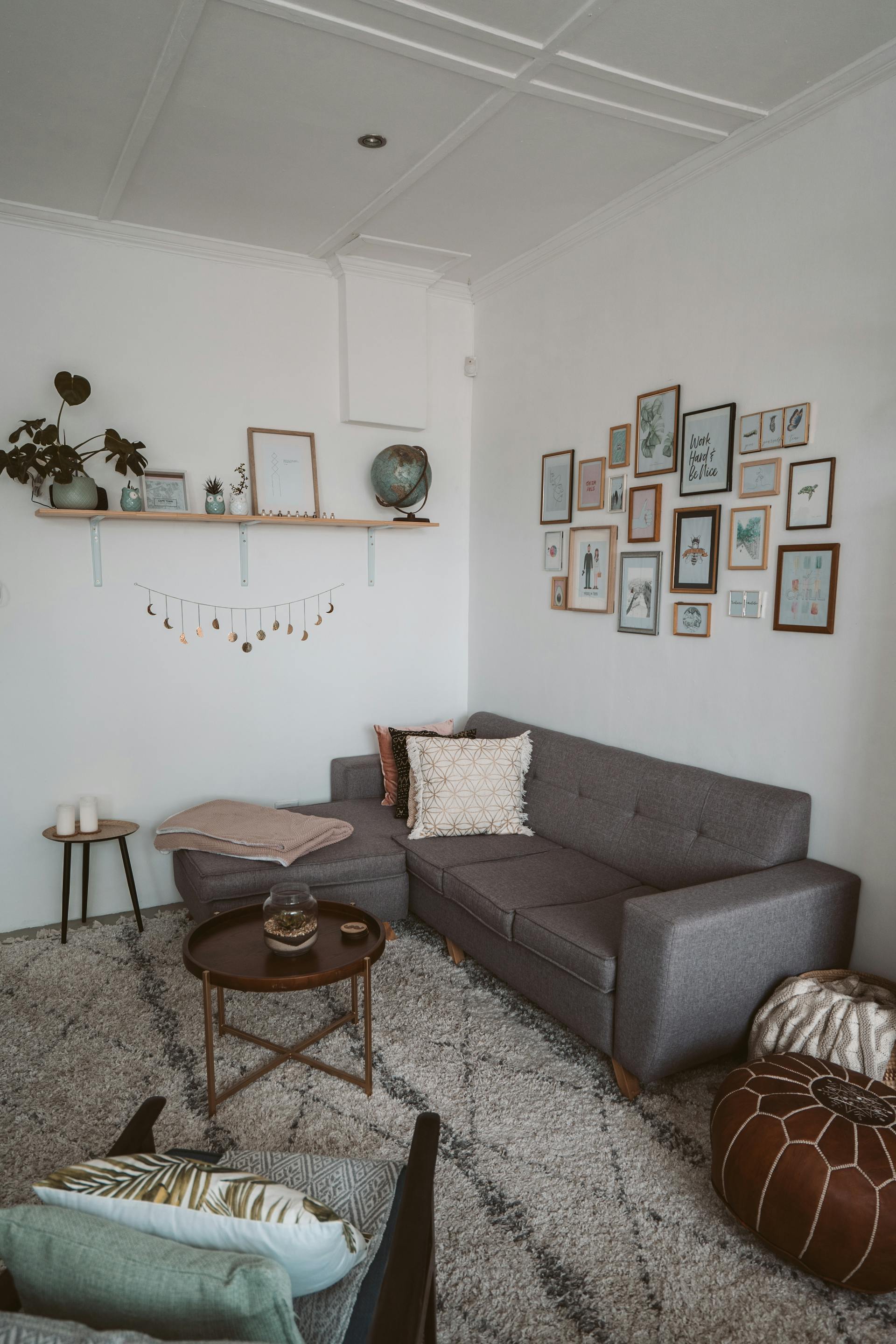 A sofa in a living room | Source: Pexels