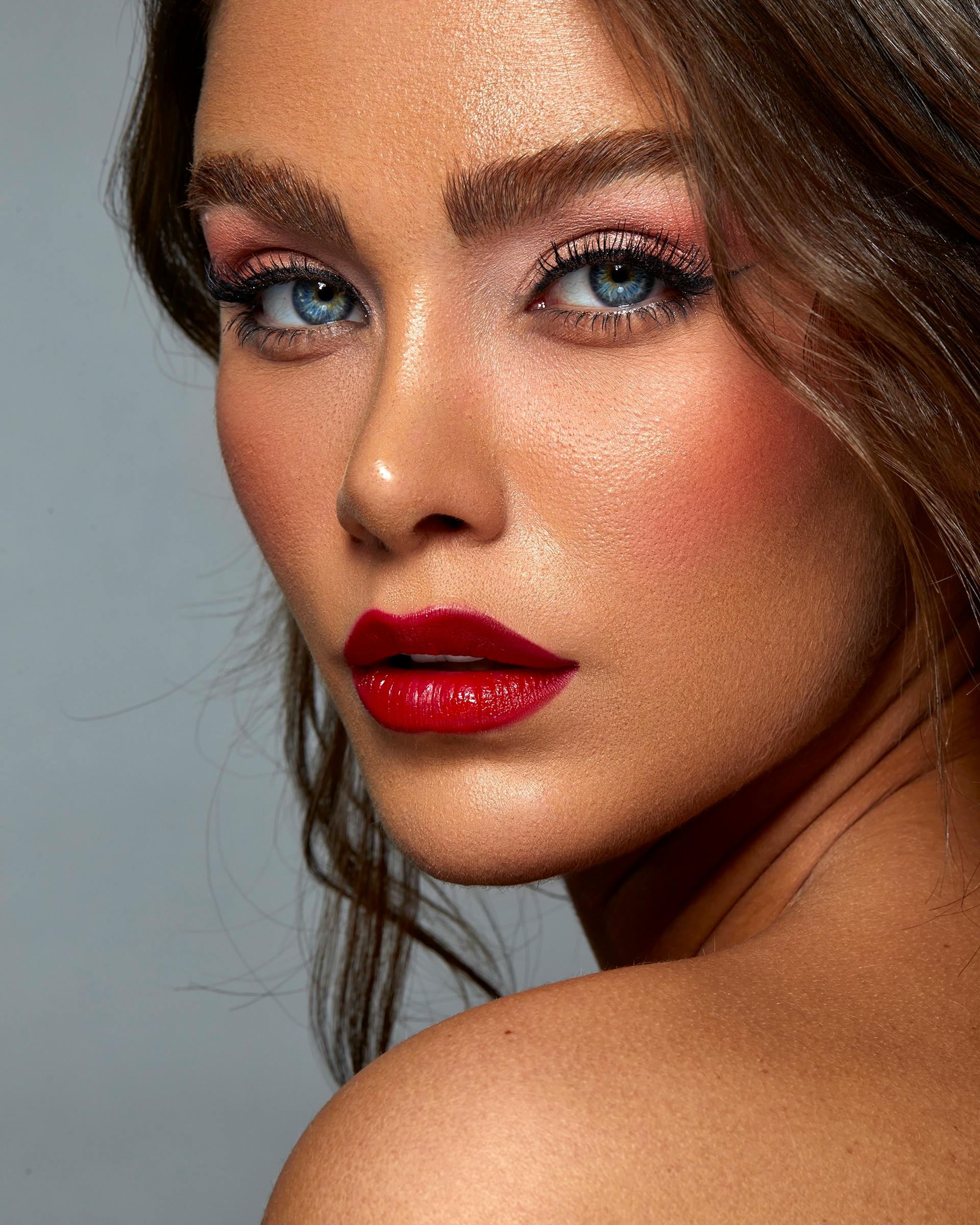 A woman glancing over her shoulder | Source: Pexels