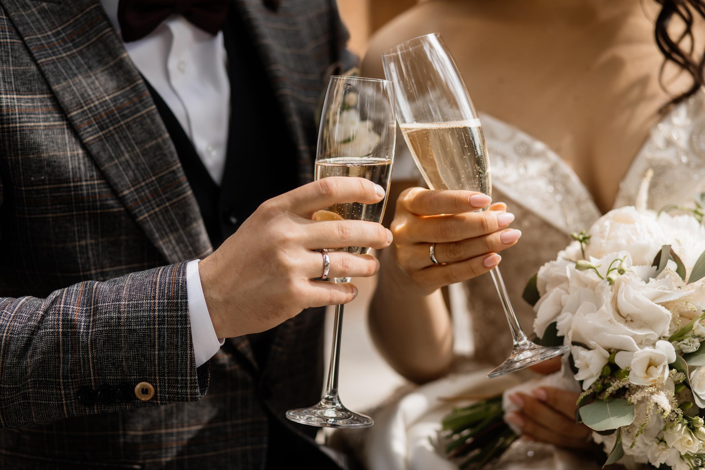 A couple making a toast with champagne | Source: Freepik
