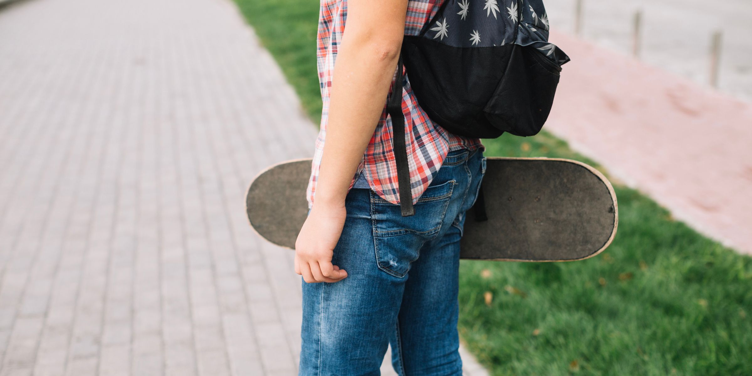 A teenager holding a skateboard | Source: Freepik