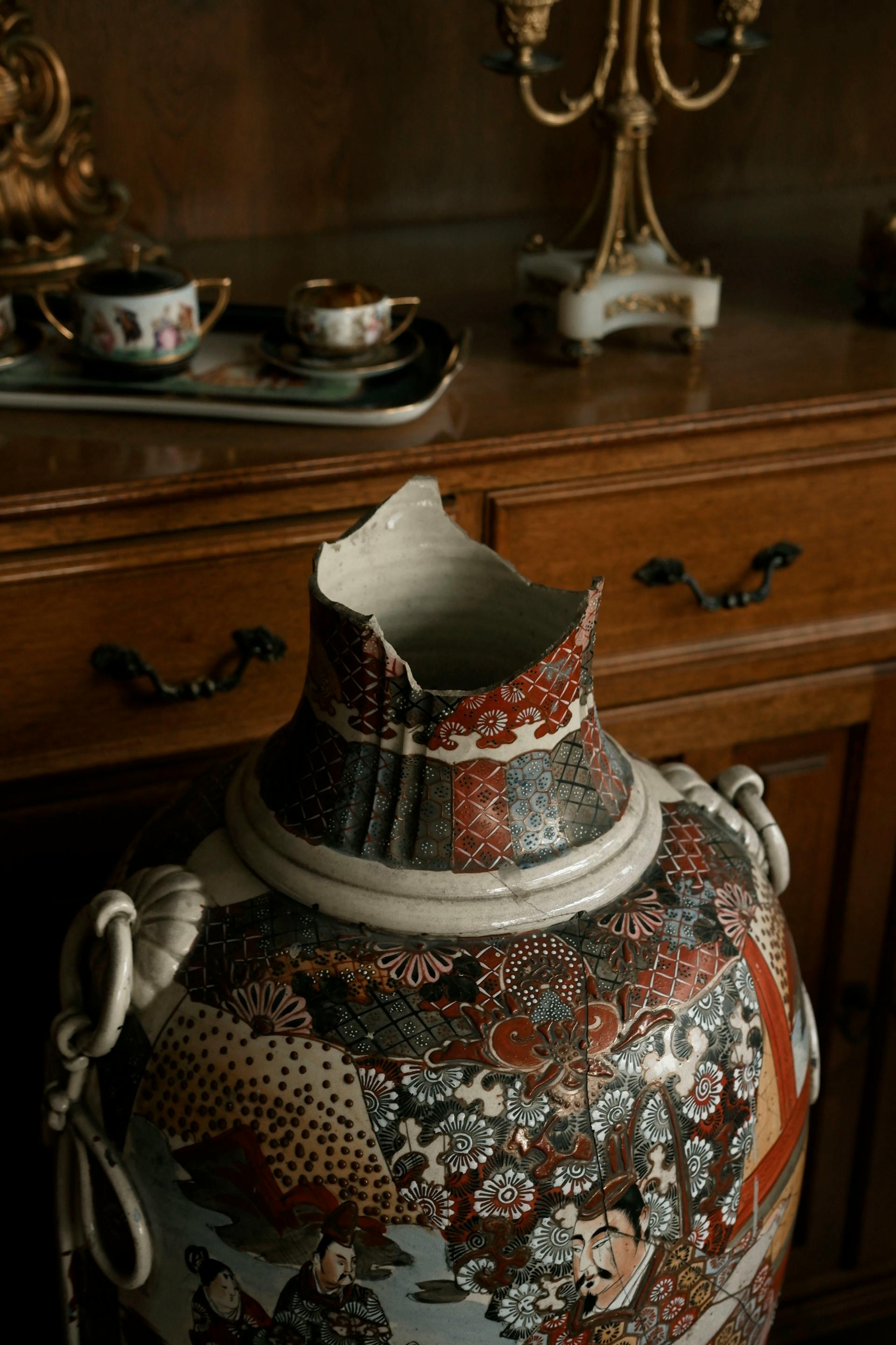 A broken vase | Source: Pexels