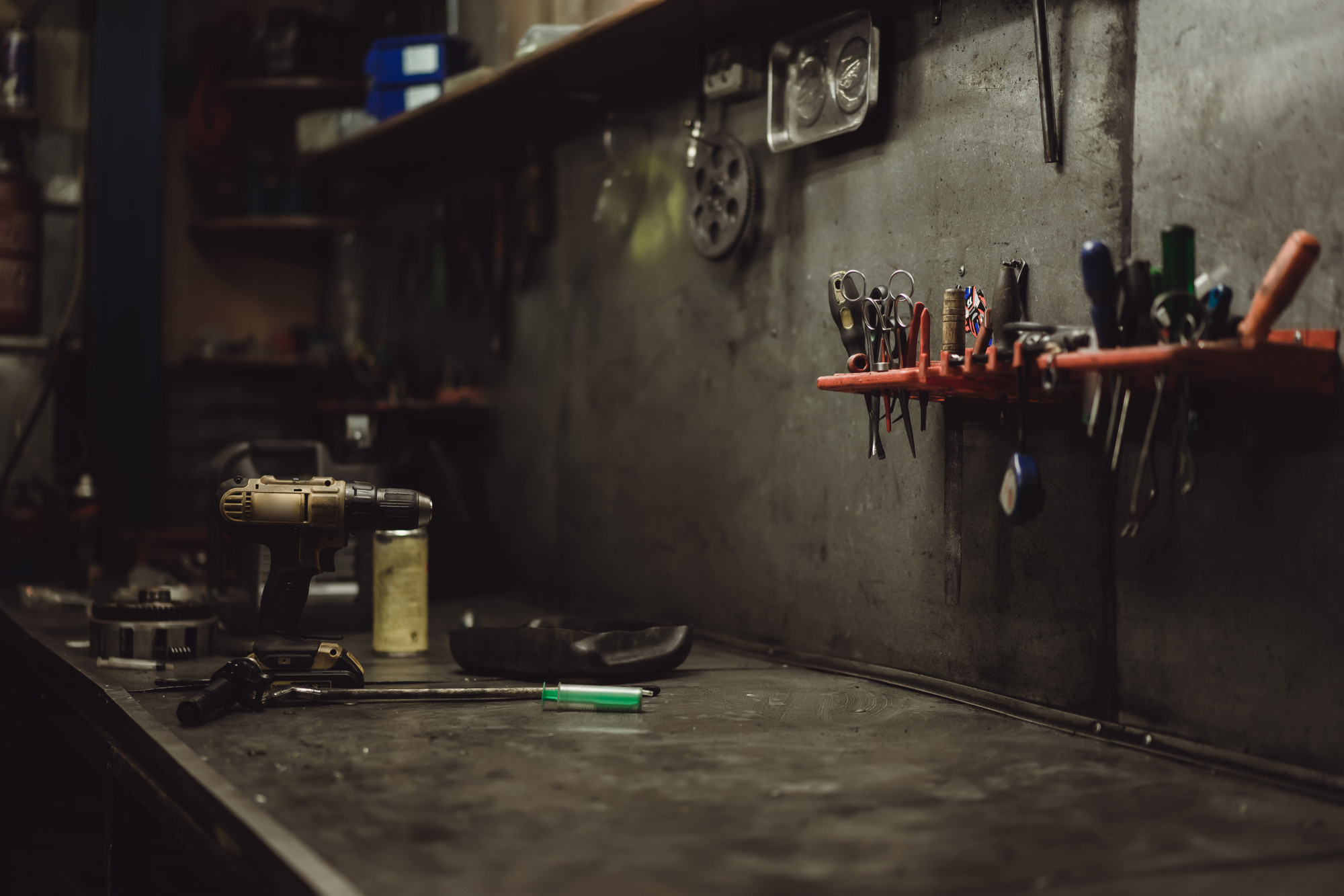 Tools in a garage | Source: Freepik