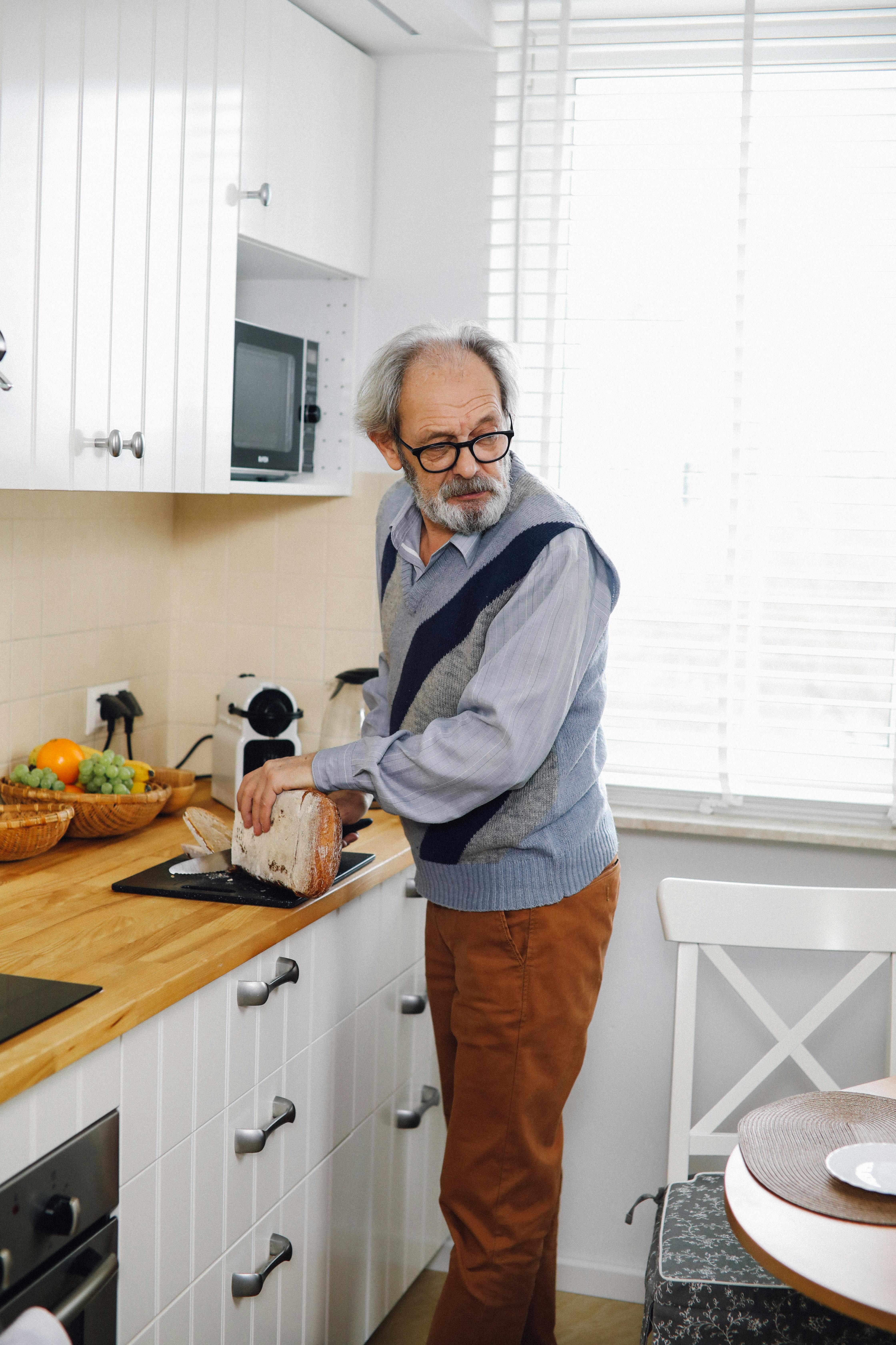 A senior man standing in the kitchen | Source: Pexels