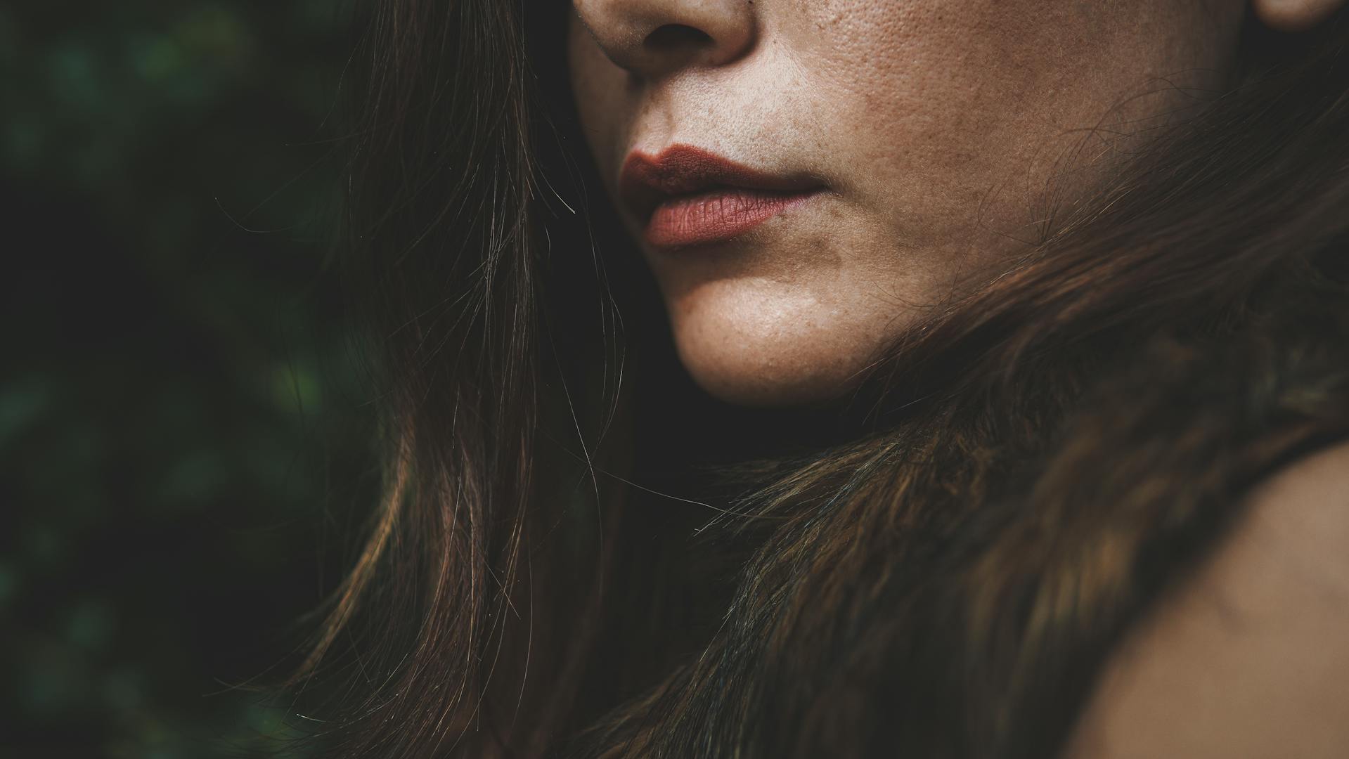 Close up of a woman's unsmiling mouth | Source: Pexels