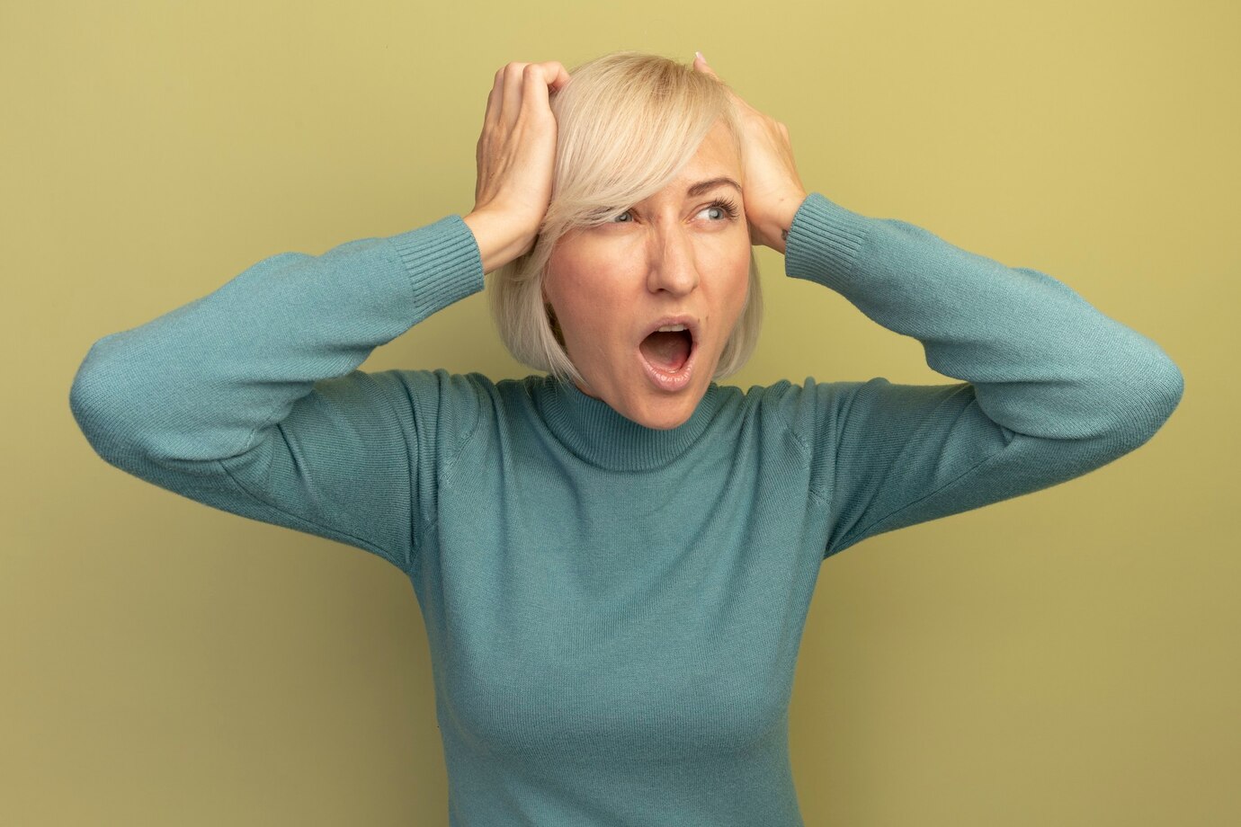 An angry woman clutching her head | Source: Freepik
