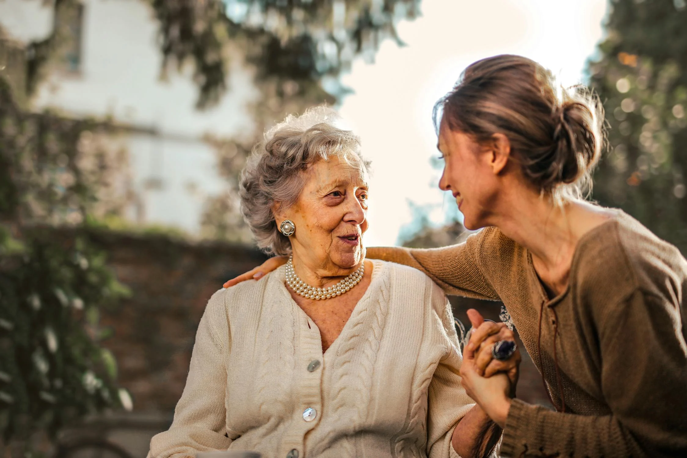 A woman talking to her daughter-in-law | Source: Pexels