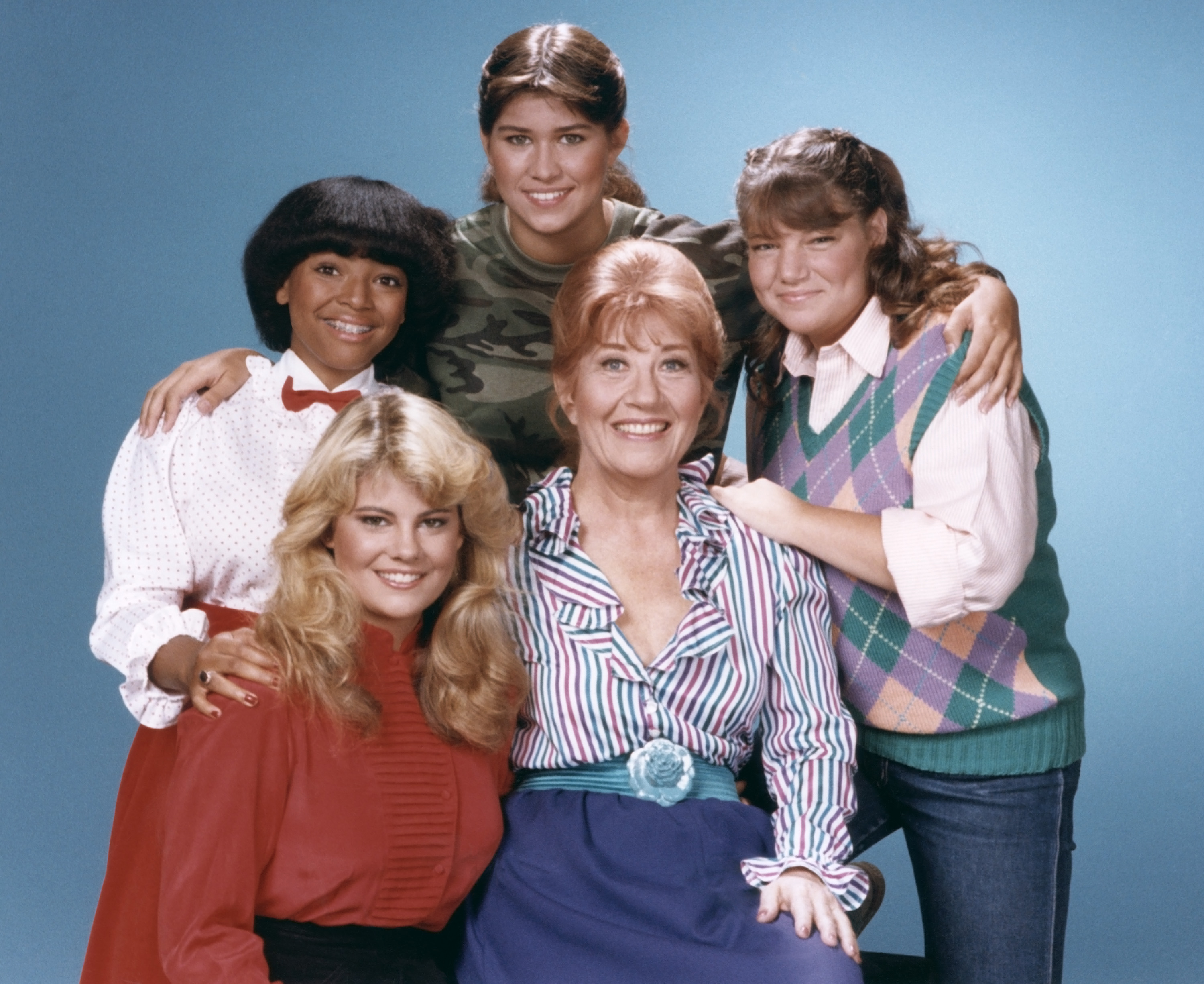 Undated picture of Nancy McKeon as Joanna 'Jo' Marie Polniaczek Bonner, Mindy Cohn as Natalie Letisha Sage Green, Charlotte Rae as Mrs. Edna Ann Garrett, Lisa Whelchel as Blair Warner, and Kim Fields as Dorothy 'Tootie' Ramsey | Source: Getty Images