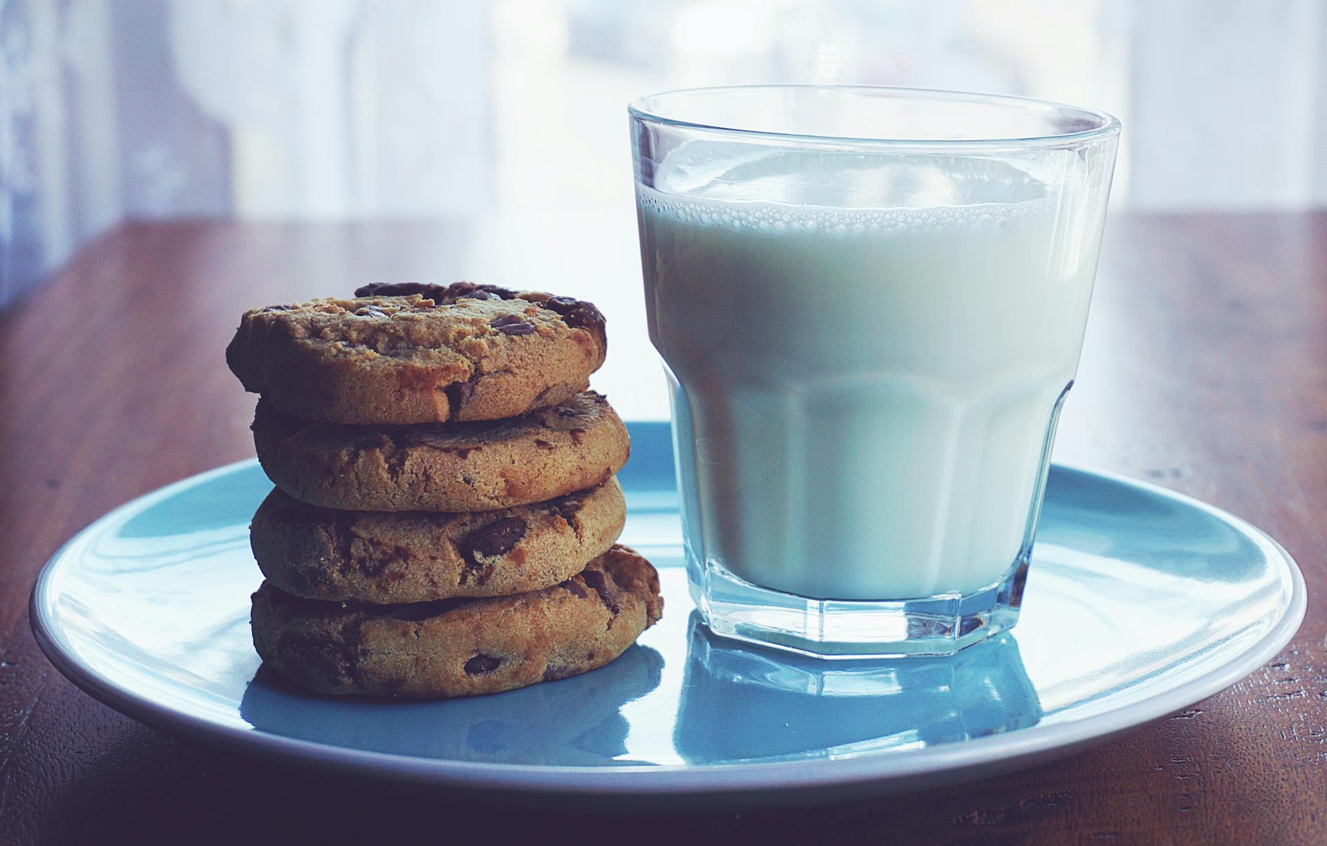 Chocolate chip cookies and a glass of milk | Source: No source
