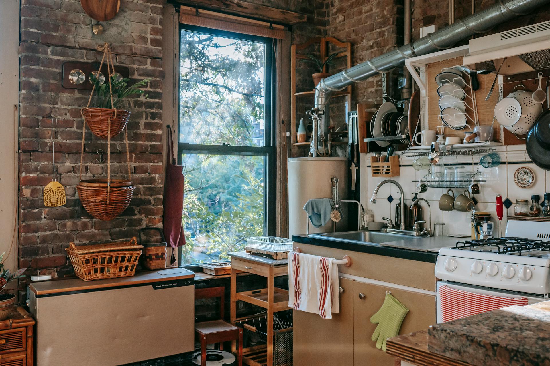 A kitchen window looking out on a garden | Source: Pexels
