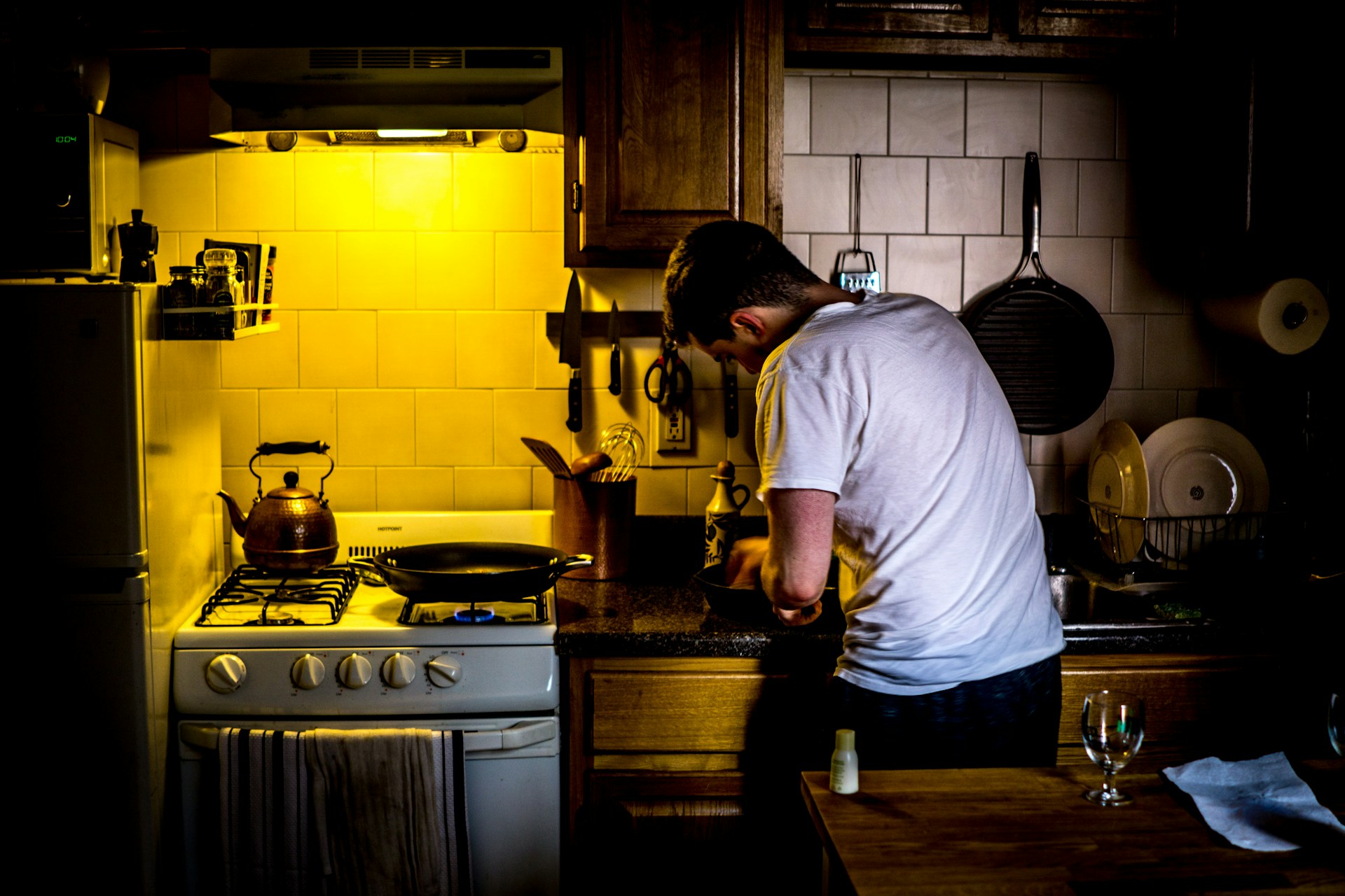 A man making dinner | Source: Unsplash