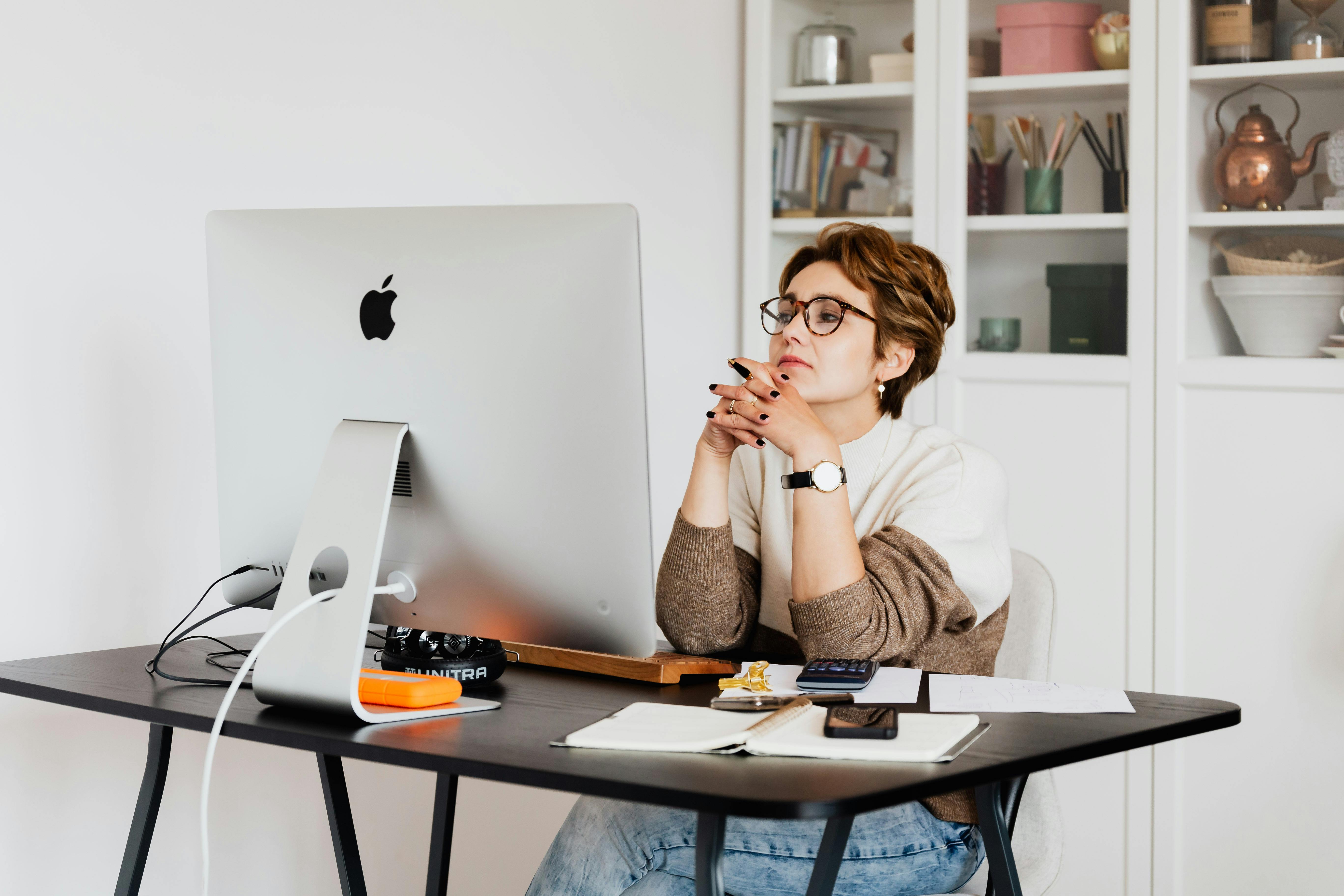 Woman in front of a computer | Source: Pexels