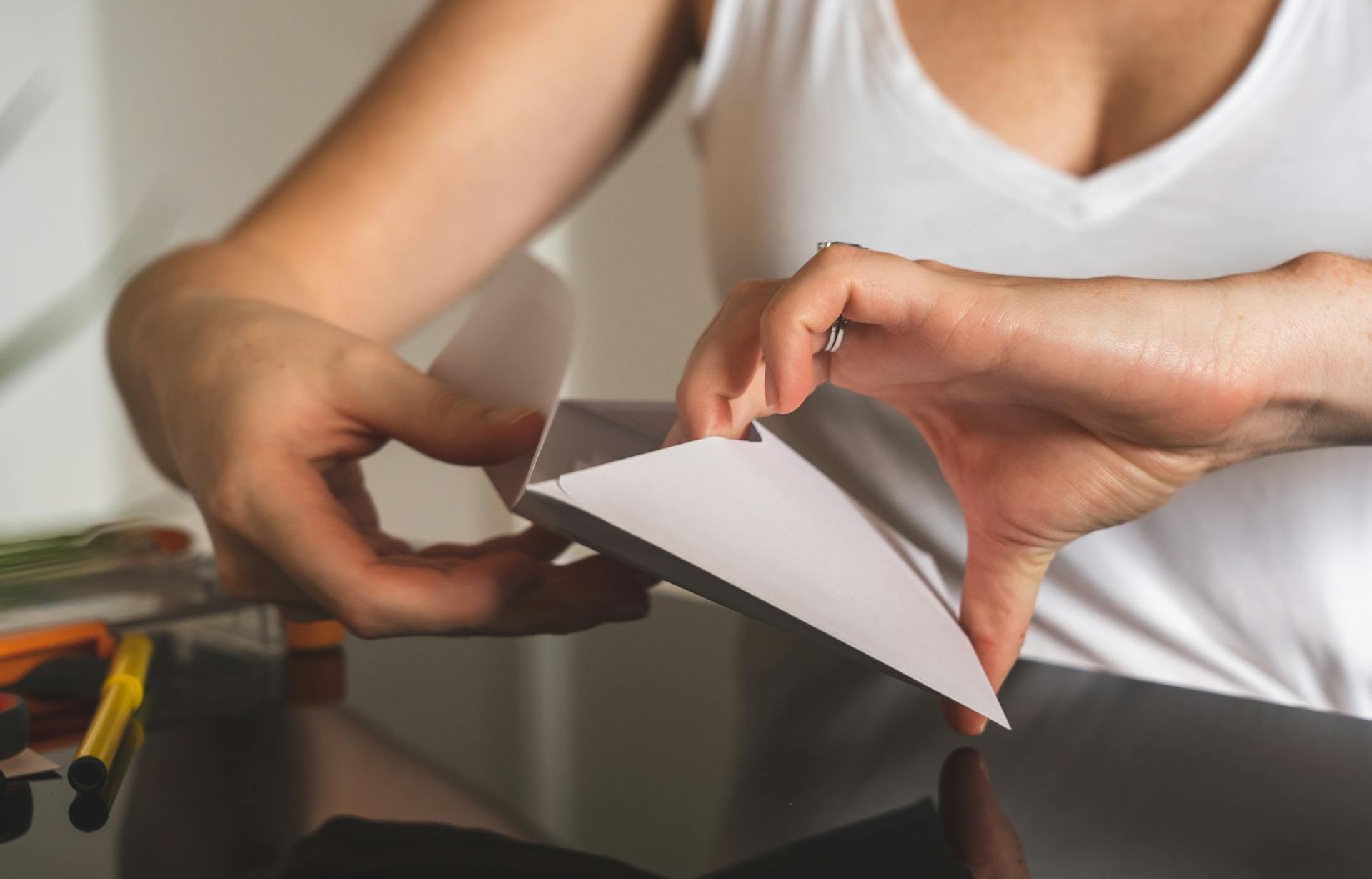 A woman opening an envelope | Source: Pexels