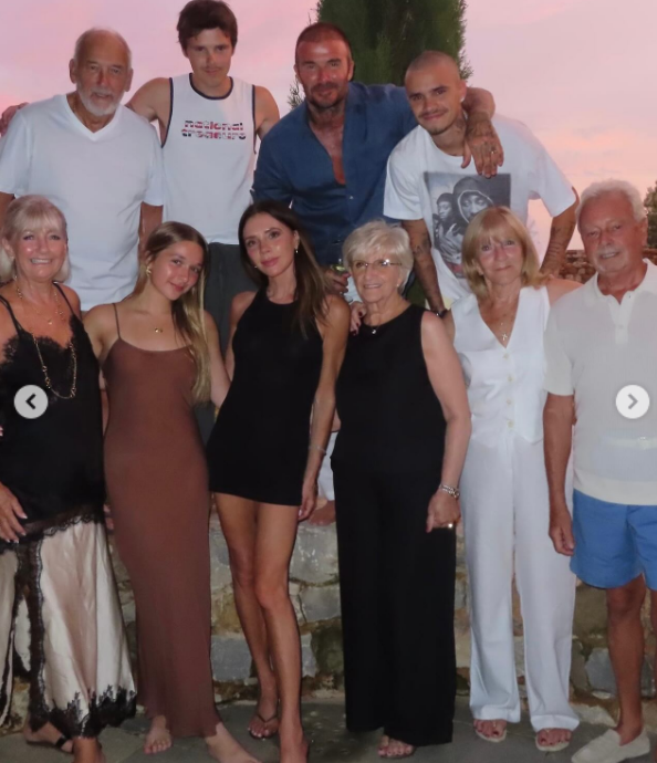 Victoria and David Beckham with Cruz, Romeo, and Harper Beckham and other family members during the summer in a post dated September 1, 2025 | Source: Instagram/victoriabeckham