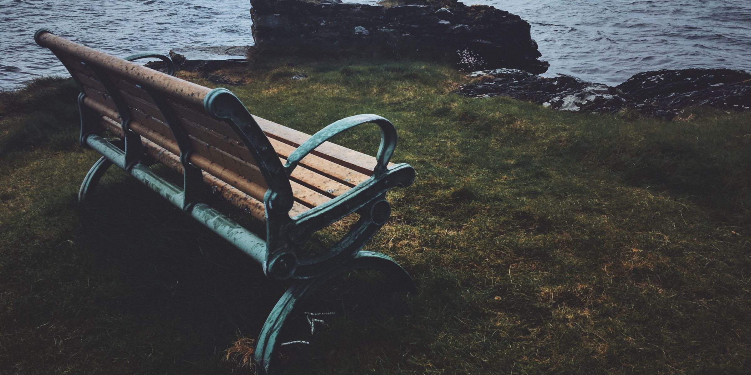 A bench near a cliff with a view of the sea | Source: No source