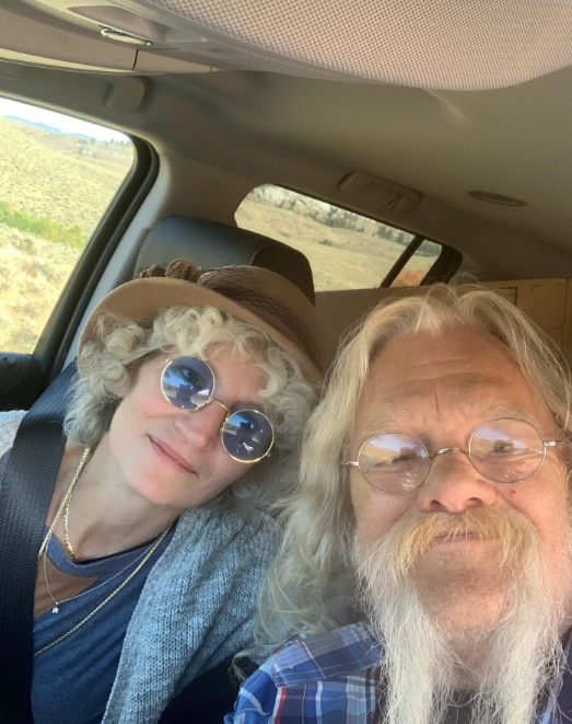 Ami Brown and Billy Brown smile during a car selfie on April 3, 2023 | Source: Instagram/amibrownwolfpackmama