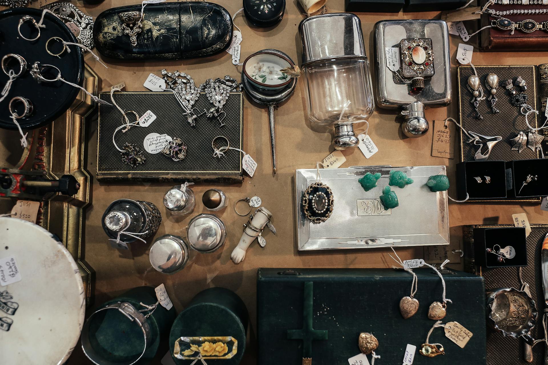 Antique jewelry and other items on a table | Source: Pexels
