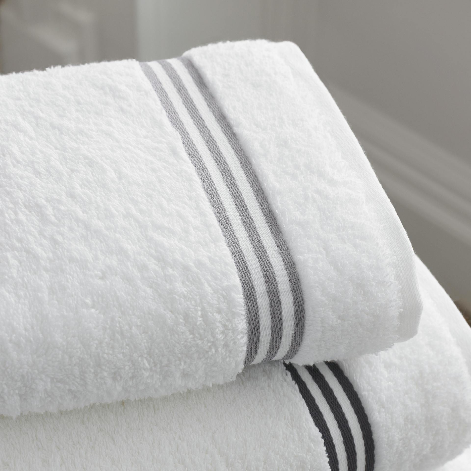 Clean, folded towels | Source: Pexels