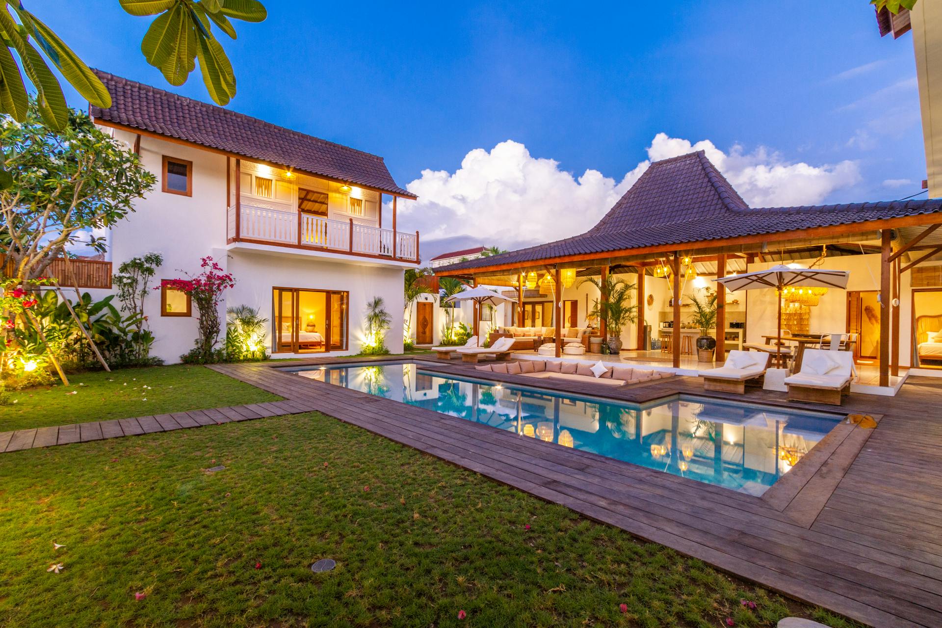 A stunning house with a swimming pool | Source: Pexels
