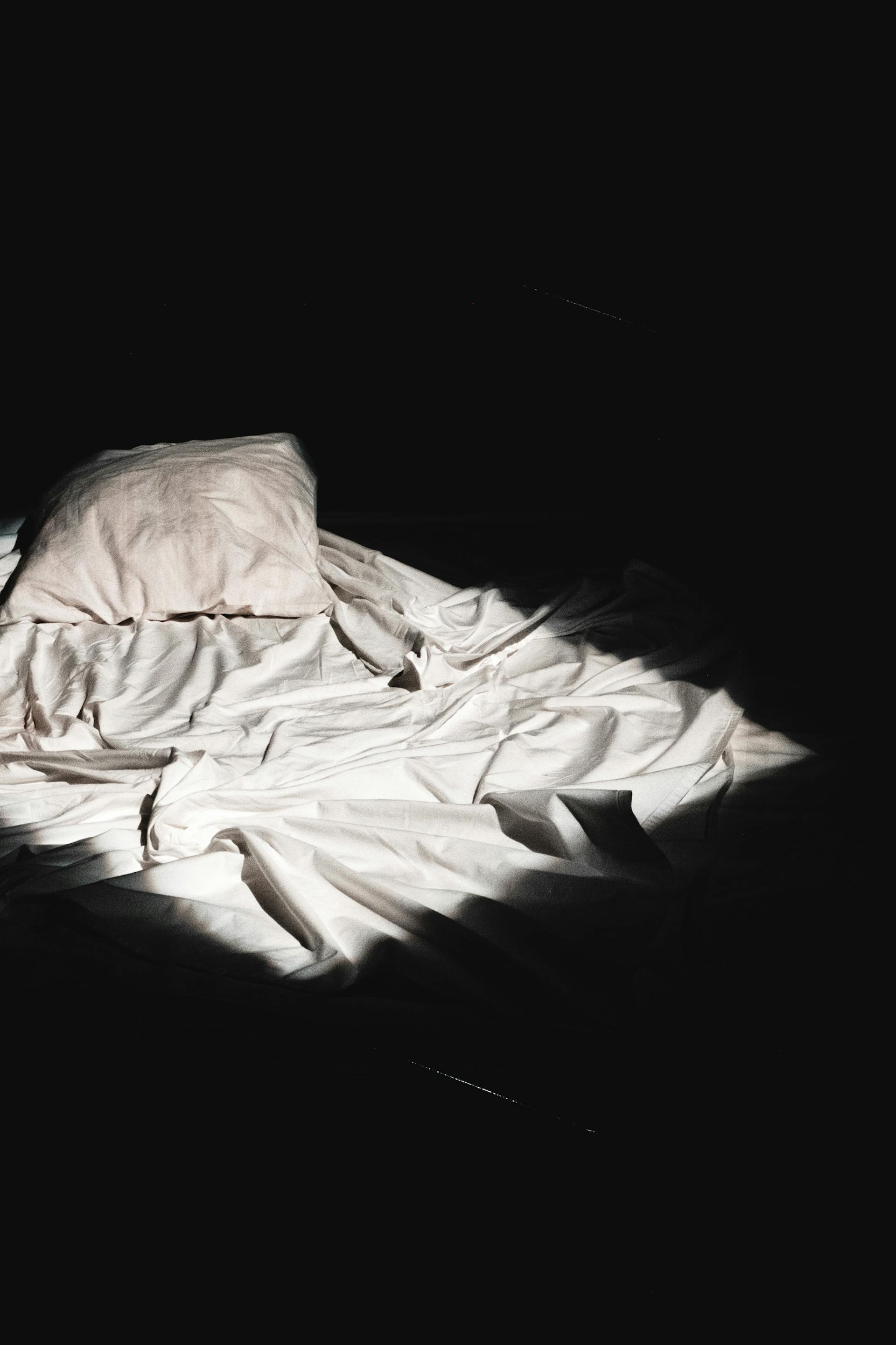 A messy, unmade bed | Source: Pexels
