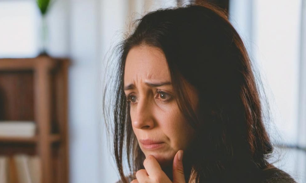 A woman looking worried | Source: no source