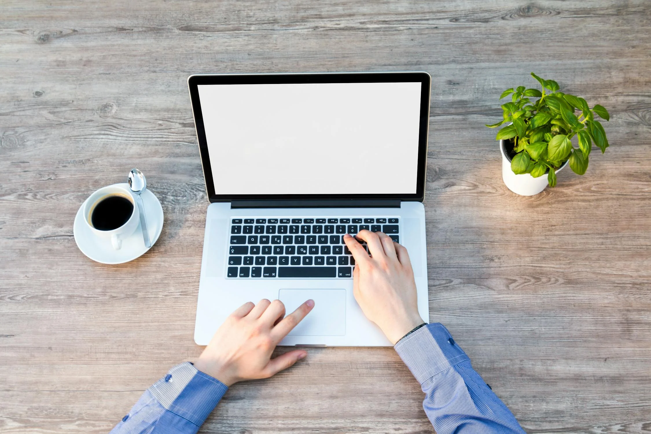 A man typing on his laptop | Source: Pexels