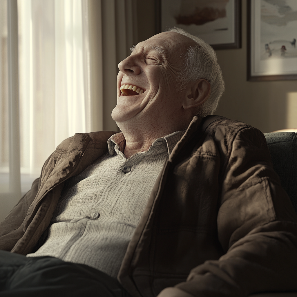 An older man sitting on a couch | Source: No source