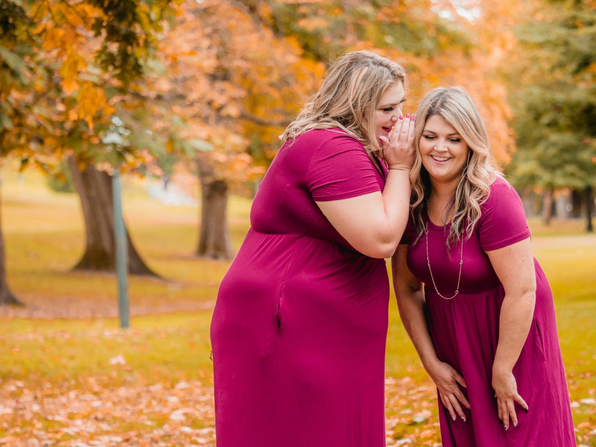 Two women whispering | Source: Pexels