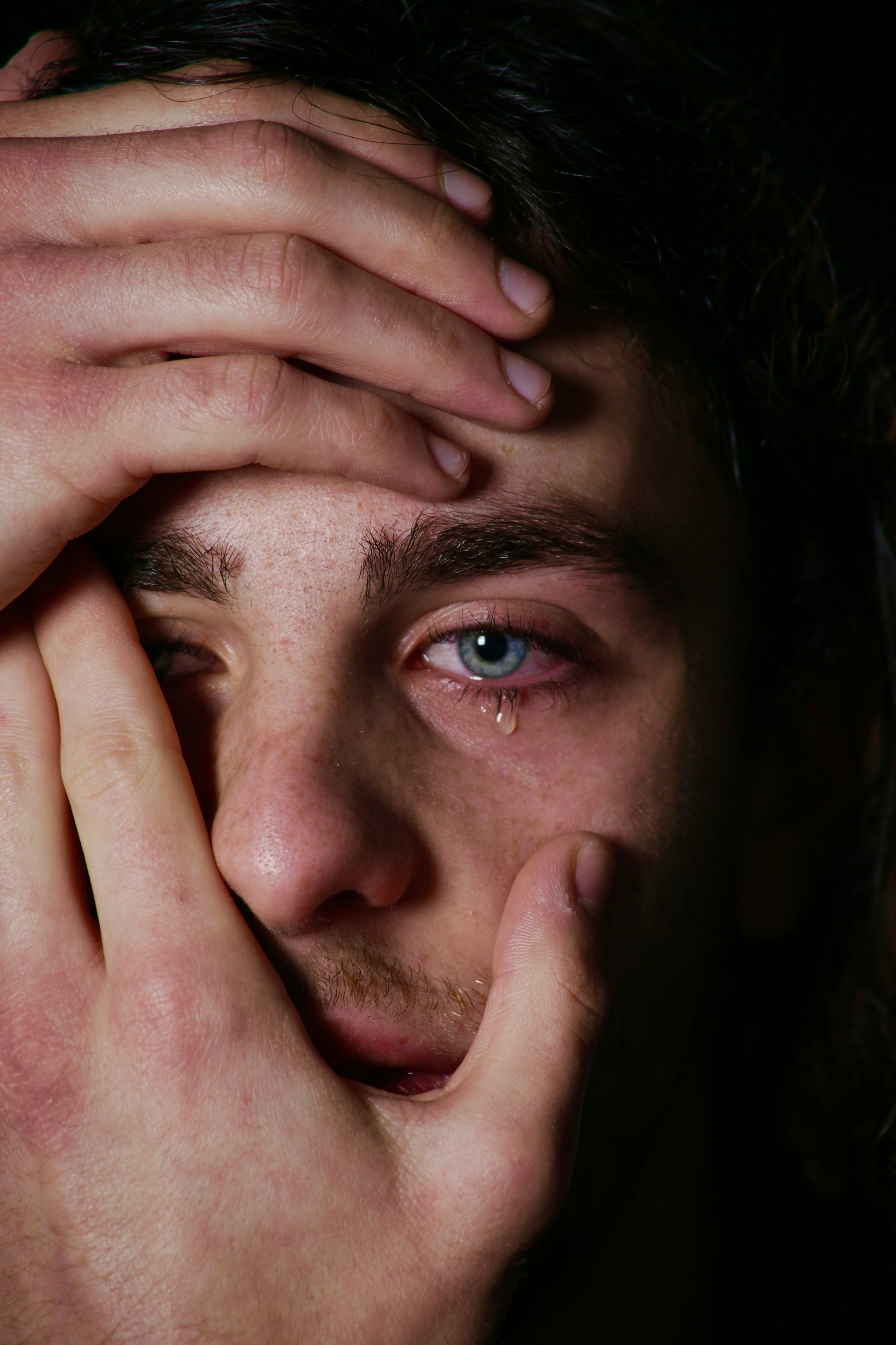 A young man crying | Source: Unsplash